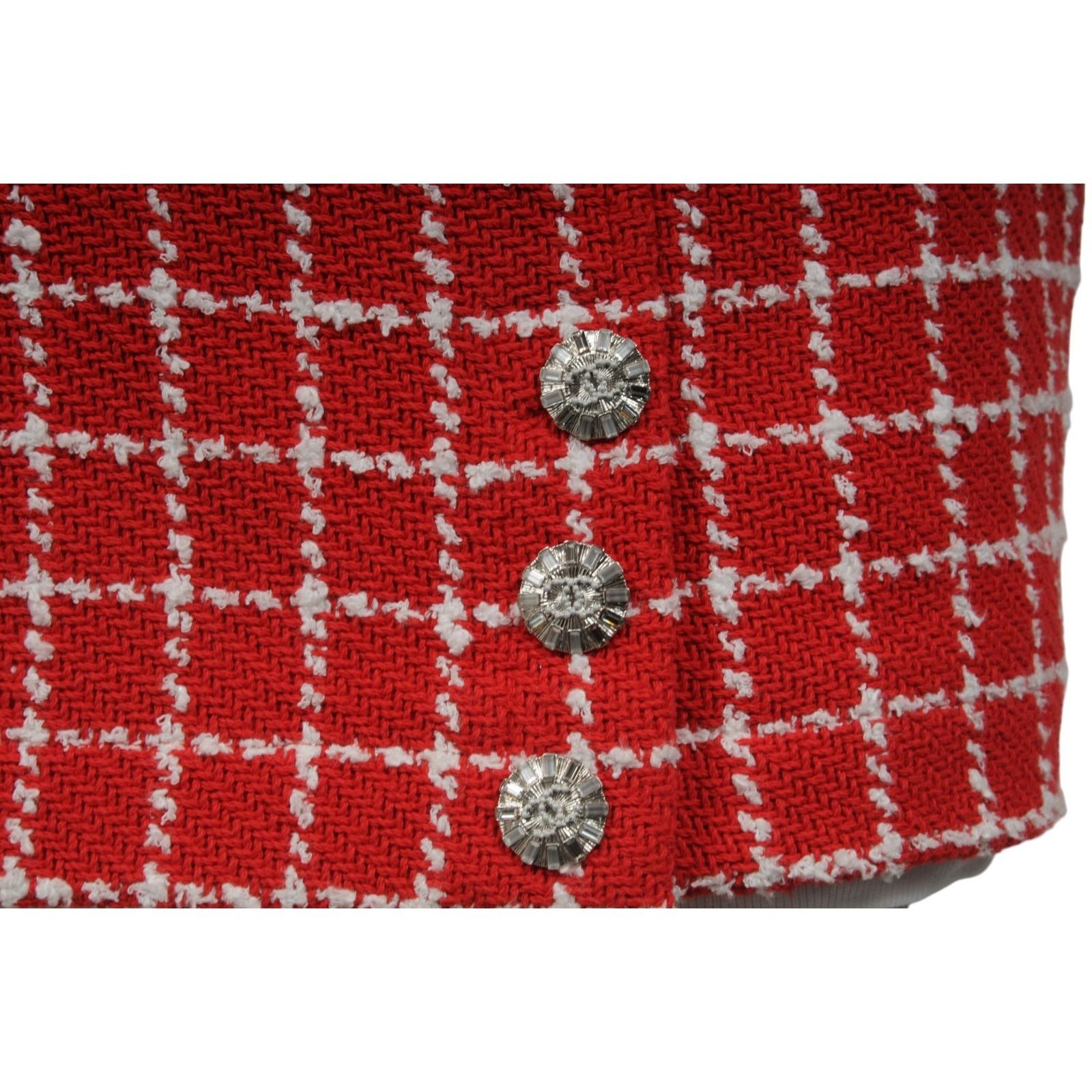 Chanel 23C Monico Tweed Minifalda Talla FR 40 Rojo Blanco CC Logo Acolchado Botón en Excelente estado para la venta en North Miami, FL