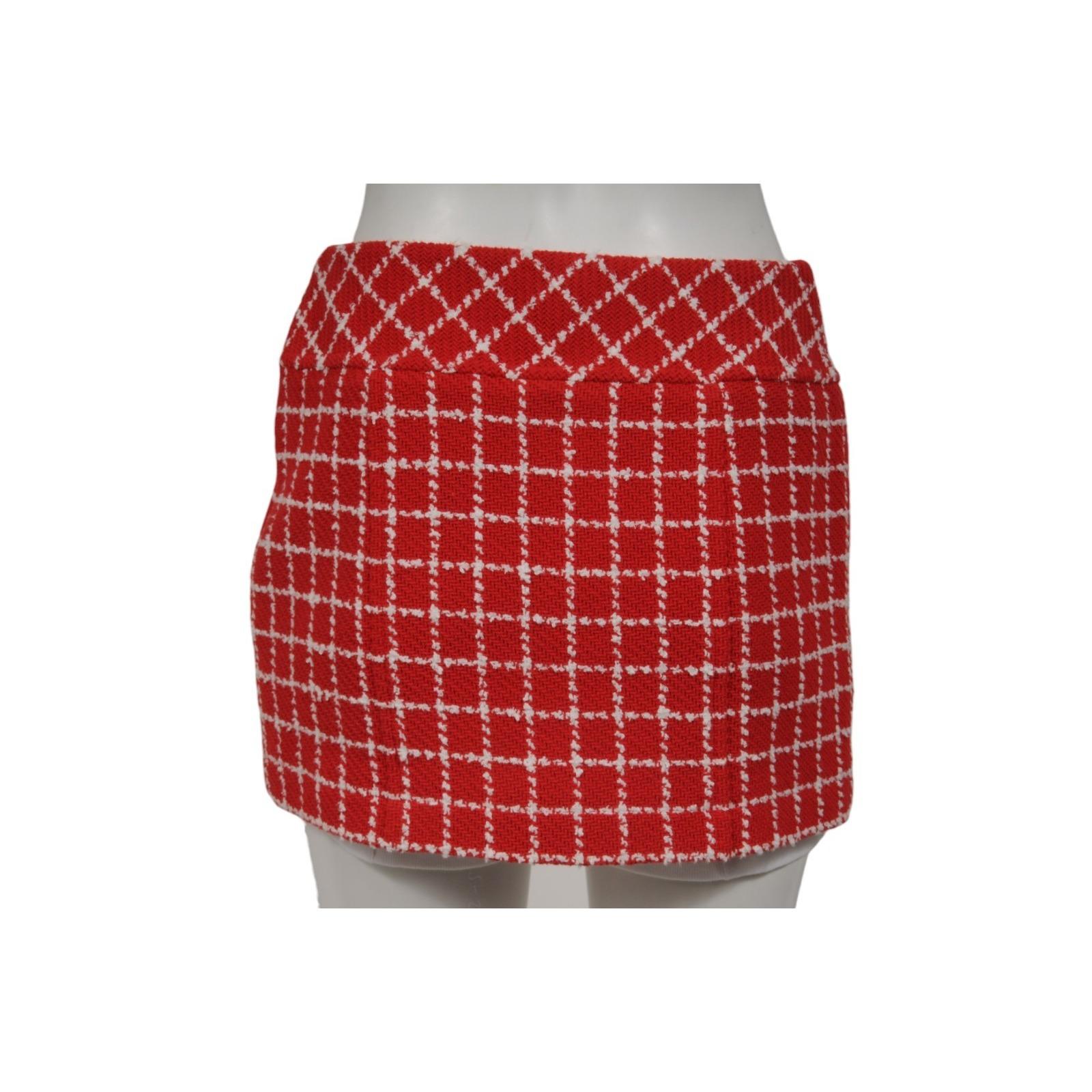 Chanel 23C Monico Tweed Minifalda Talla FR 40 Rojo Blanco CC Logo Acolchado Botón en venta 1