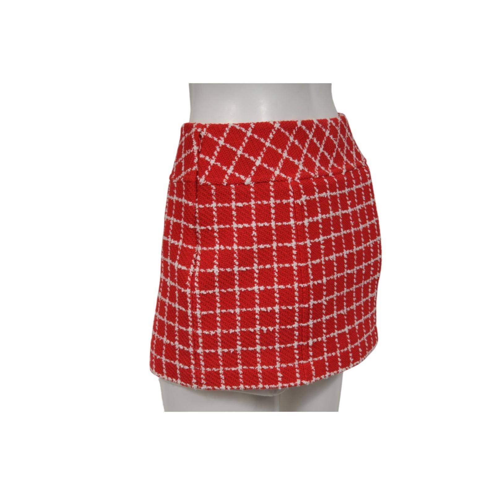 Chanel 23C Monico Tweed Minifalda Talla FR 40 Rojo Blanco CC Logo Acolchado Botón en venta 2