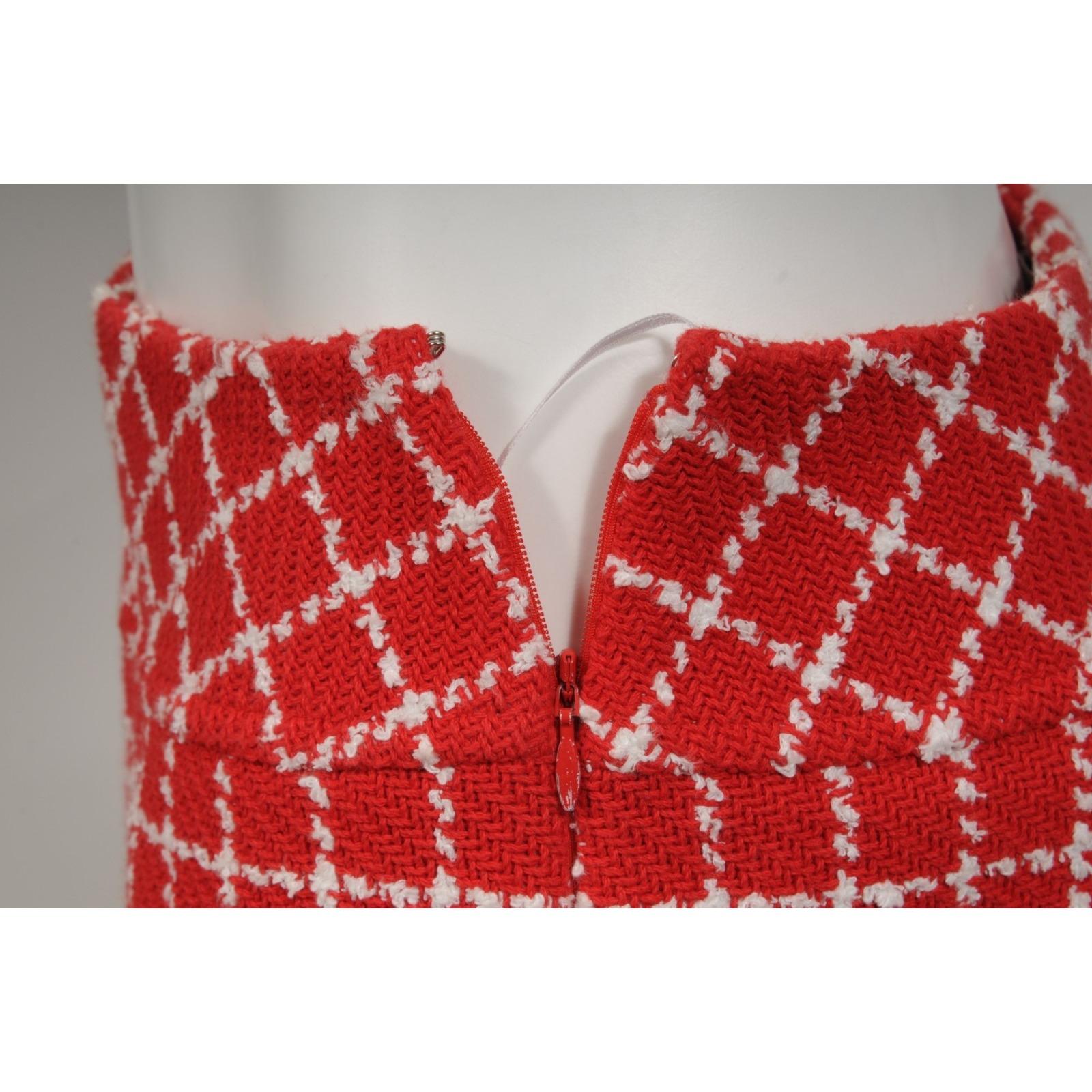 Chanel 23C Monico Tweed Minifalda Talla FR 40 Rojo Blanco CC Logo Acolchado Botón en venta 4