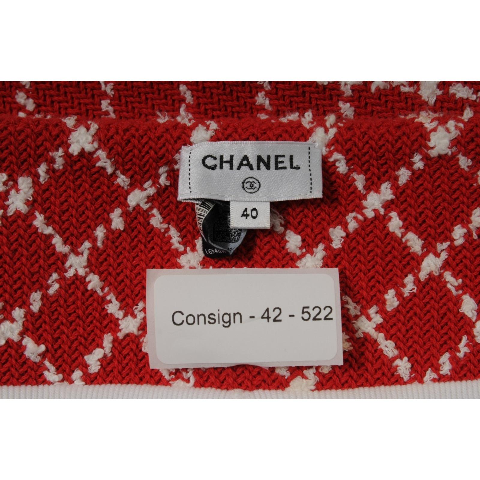 Chanel 23C Monico Tweed Minifalda Talla FR 40 Rojo Blanco CC Logo Acolchado Botón en venta 5