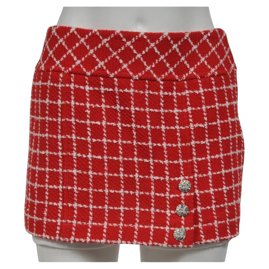 Chanel 23C Monico Tweed Mini Gonna Taglia FR 40 Rosso Bianco CC Logo Trapuntato Bottone