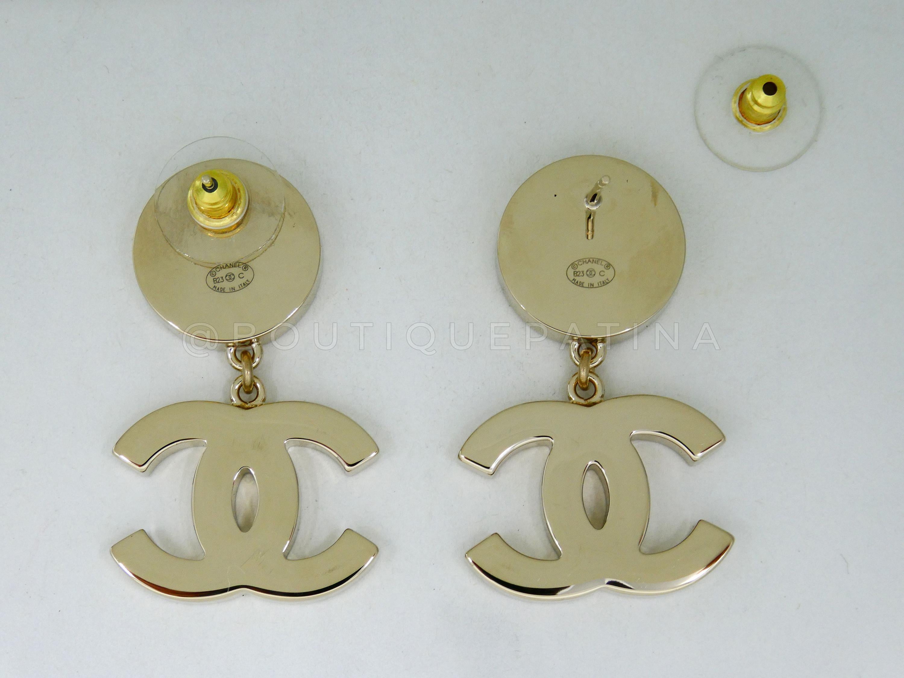 Store item: 66753
Chanel 23C Pink CC Logo Enamel Drop Earrings 

Black and pale pink enamel on light gold hardware

From 2023 cruise collection 

Condition: New
comes with box
For 19 years, Boutique Patina has specialized in sourcing and curating