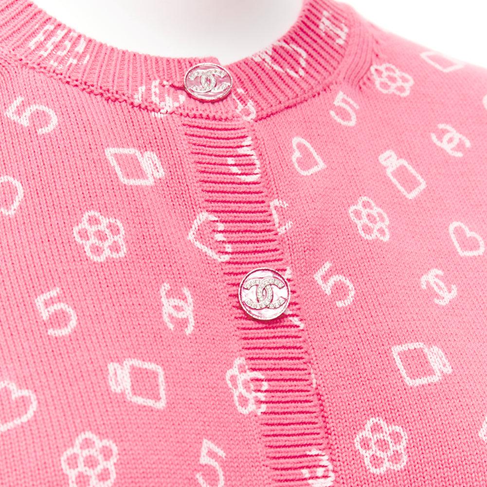 CHANEL 23C pink Number 5 perfume CC logo cropped cardigan FR36 S
Reference: AAWC/A00627
Brand: Chanel
Designer: Virginie Viard
Collection: 23C
Material: Cotton, Blend
Color: Pink, White
Pattern: Logomania
Closure: Button
Extra Details: Crystal CC