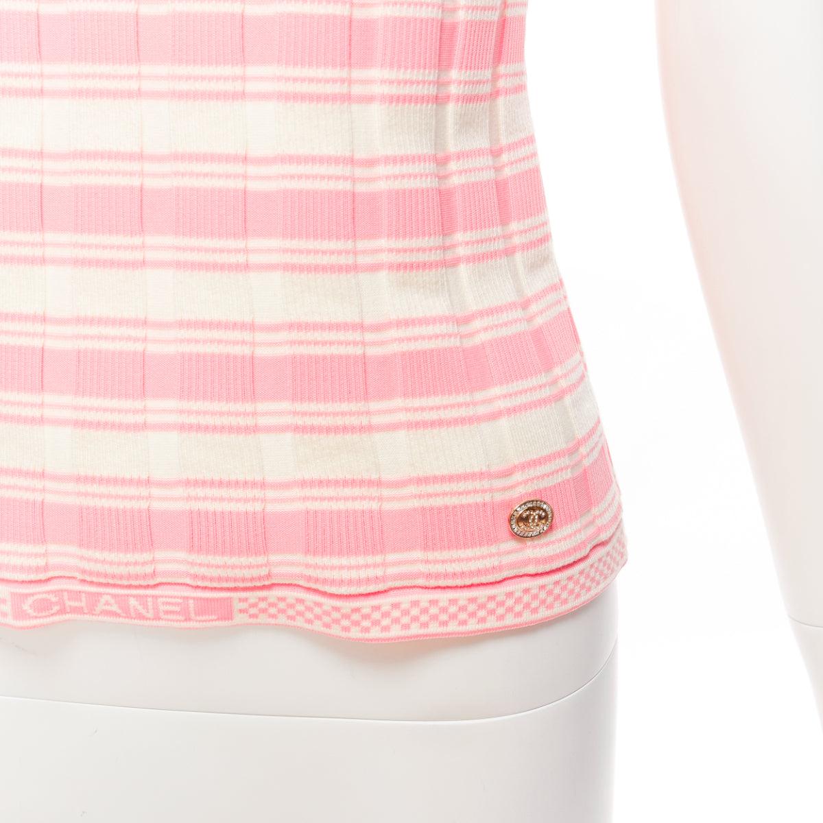 CHANEL 23C white pink stripe logo charm short sleeve ribbed sweater FR40 L
Reference: KYCG/A00003
Brand: Chanel
Designer: Virginie Viard
Collection: 23C
Material: Cotton, Blend
Color: Pink, White
Pattern: Striped
Closure: Pullover
Extra Details: