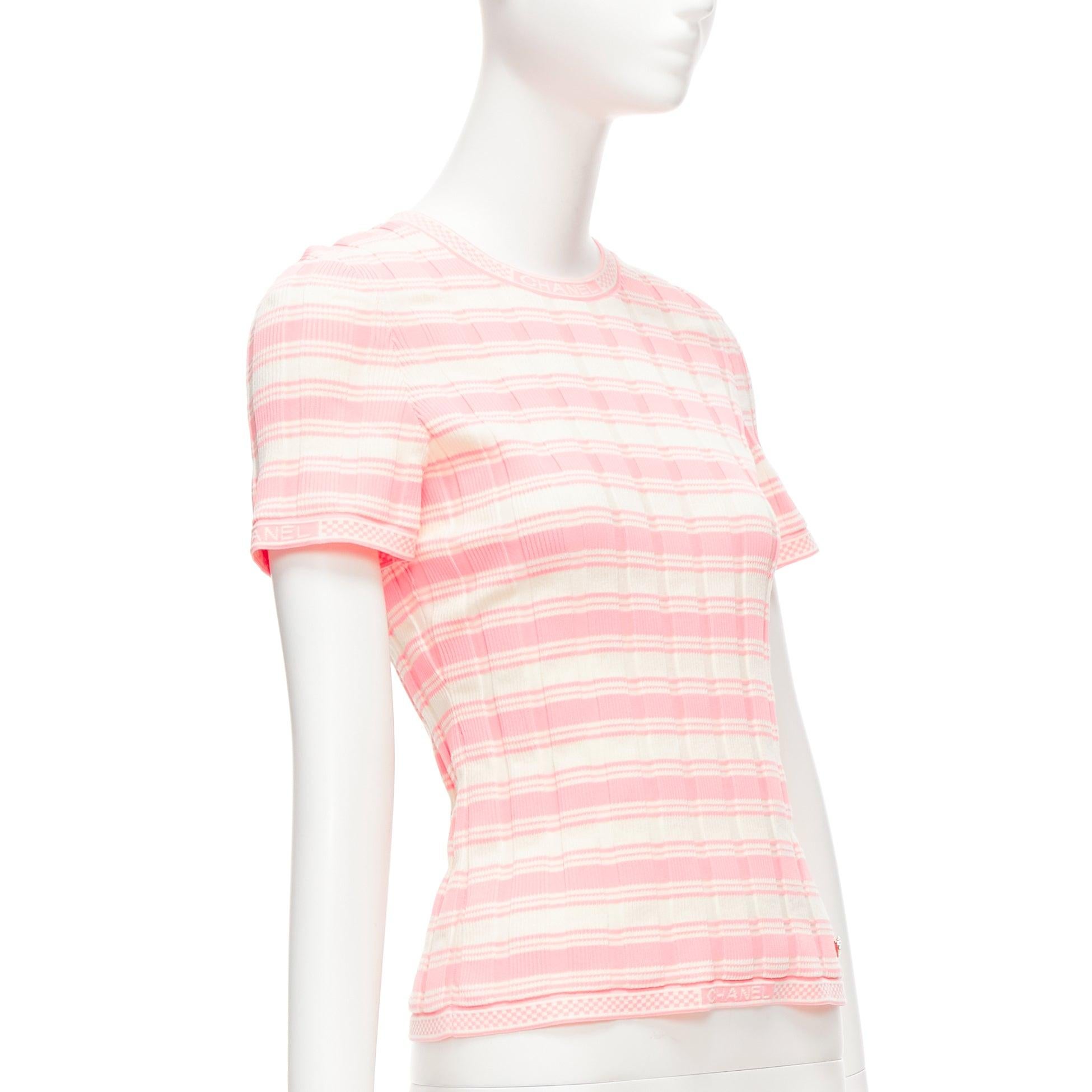 CHANEL 23C Weiß-Pullover mit kurzen Ärmeln und weiß-rosa Streifen und Logo-Anhänger FR40 L (Pink) im Angebot