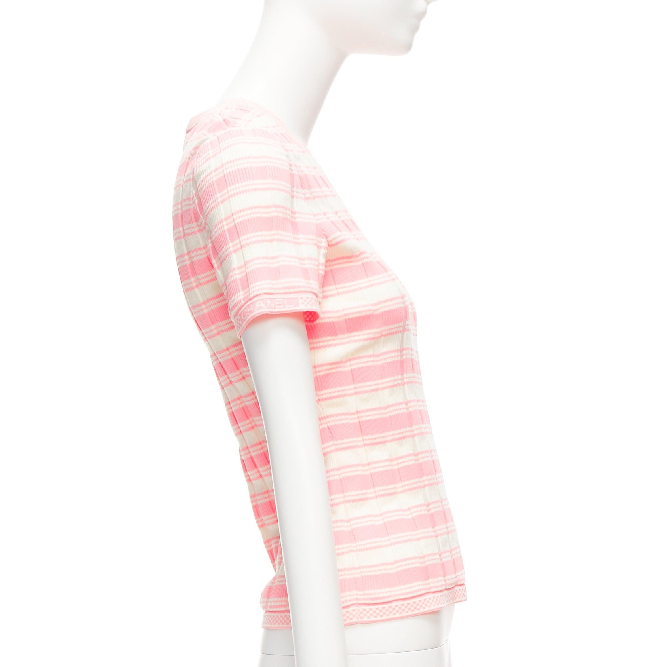 CHANEL 23C Weiß-Pullover mit kurzen Ärmeln und weiß-rosa Streifen und Logo-Anhänger FR40 L im Zustand „Gut“ im Angebot in Hong Kong, NT