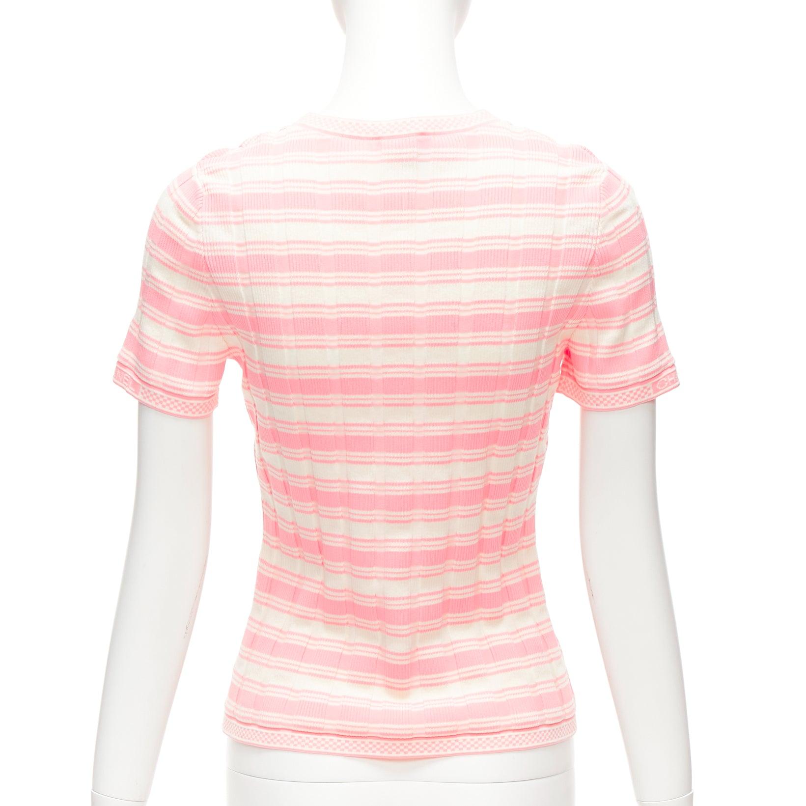CHANEL 23C Weiß-Pullover mit kurzen Ärmeln und weiß-rosa Streifen und Logo-Anhänger FR40 L Damen im Angebot