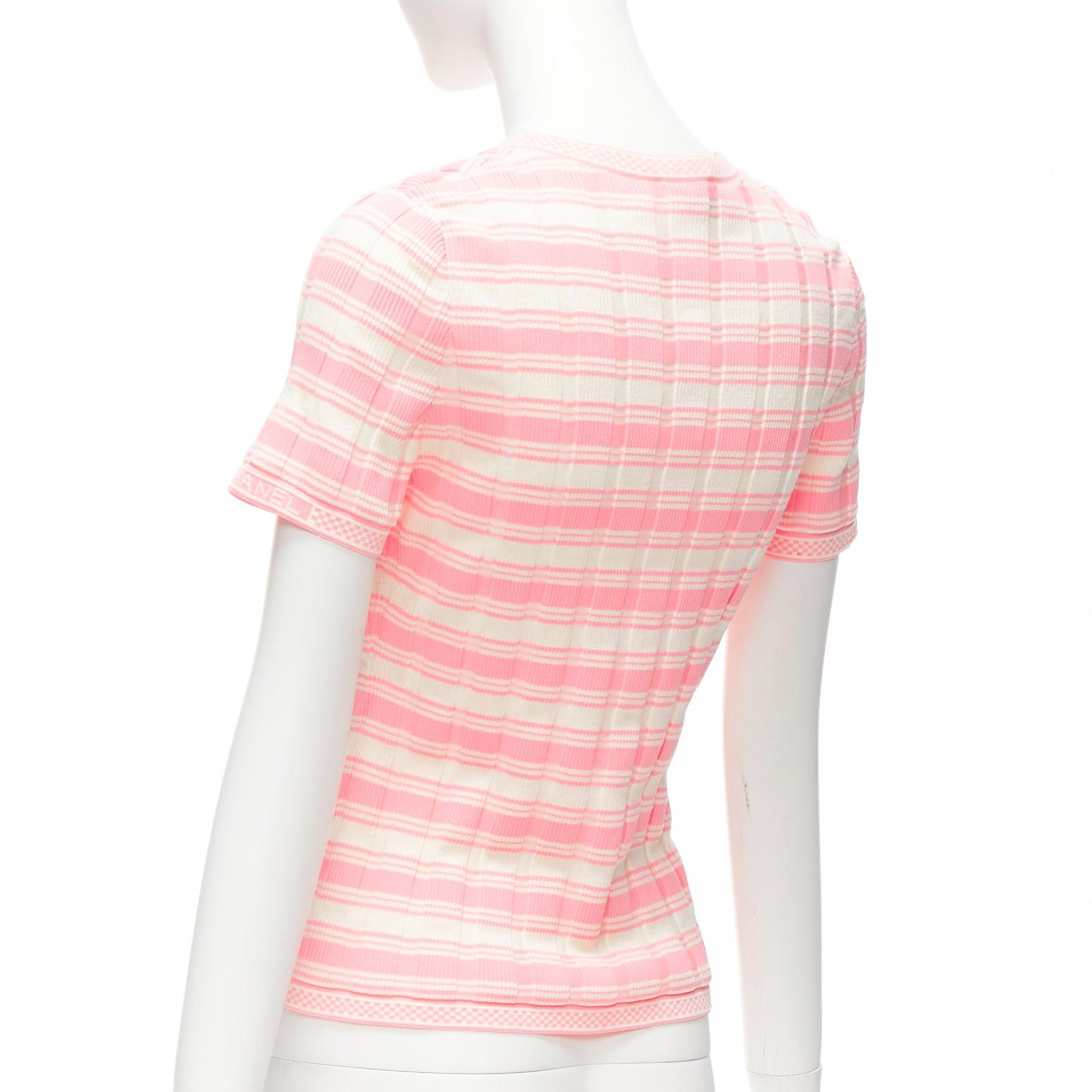 CHANEL 23C Weiß-Pullover mit kurzen Ärmeln und weiß-rosa Streifen und Logo-Anhänger FR40 L 1