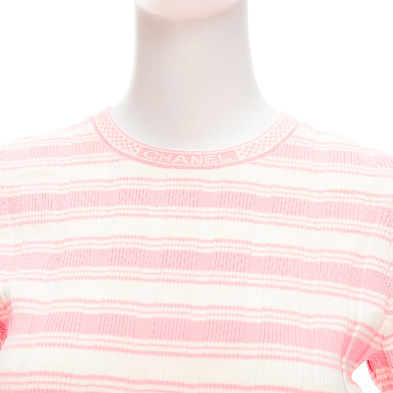 CHANEL 23C Weiß-Pullover mit kurzen Ärmeln und weiß-rosa Streifen und Logo-Anhänger FR40 L im Angebot 2
