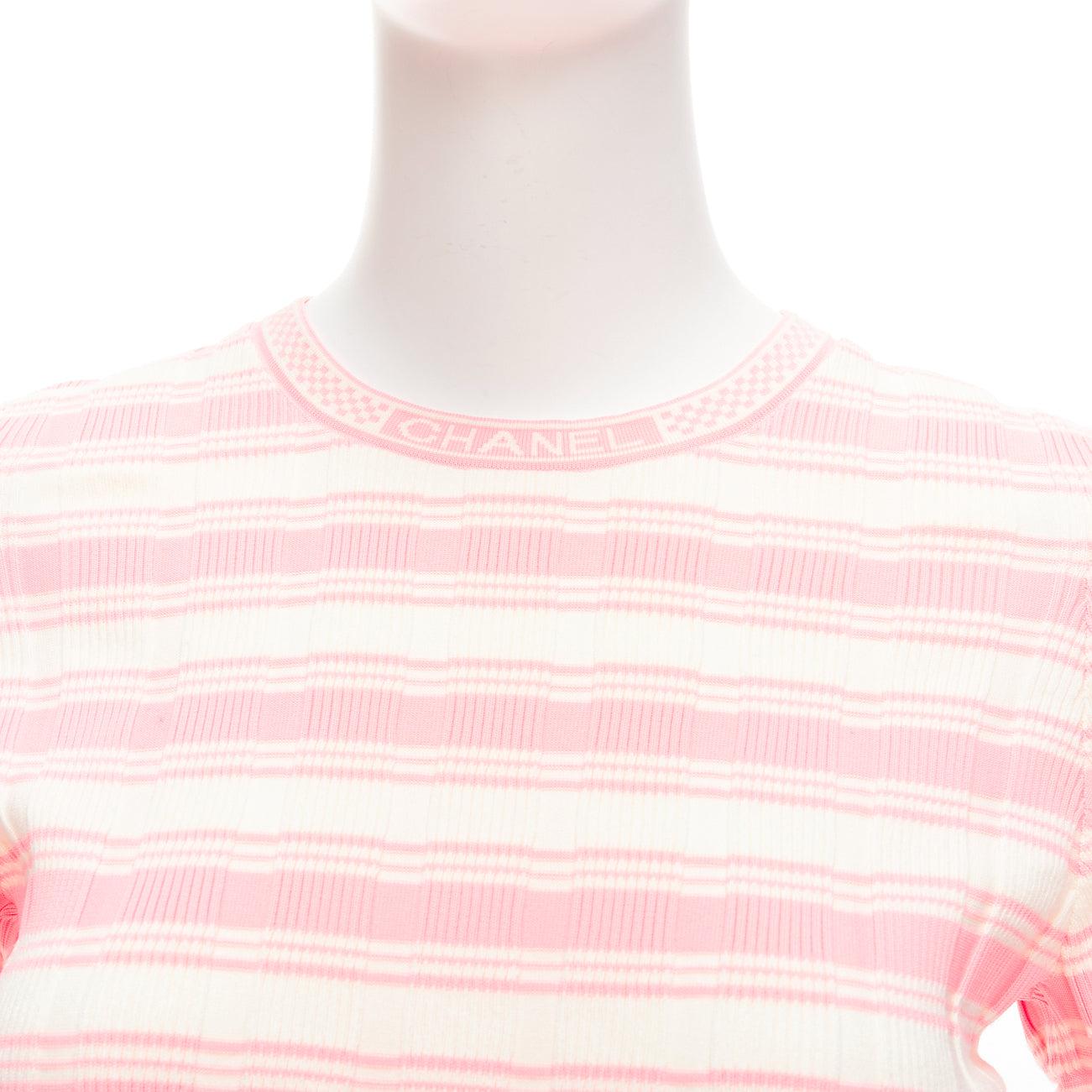 CHANEL 23C Weiß-Pullover mit kurzen Ärmeln und weiß-rosa Streifen und Logo-Anhänger FR40 L im Angebot 3