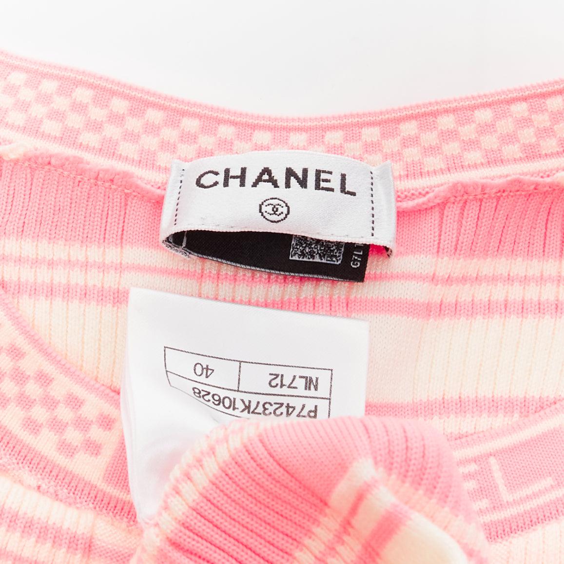 CHANEL 23C Weiß-Pullover mit kurzen Ärmeln und weiß-rosa Streifen und Logo-Anhänger FR40 L 3
