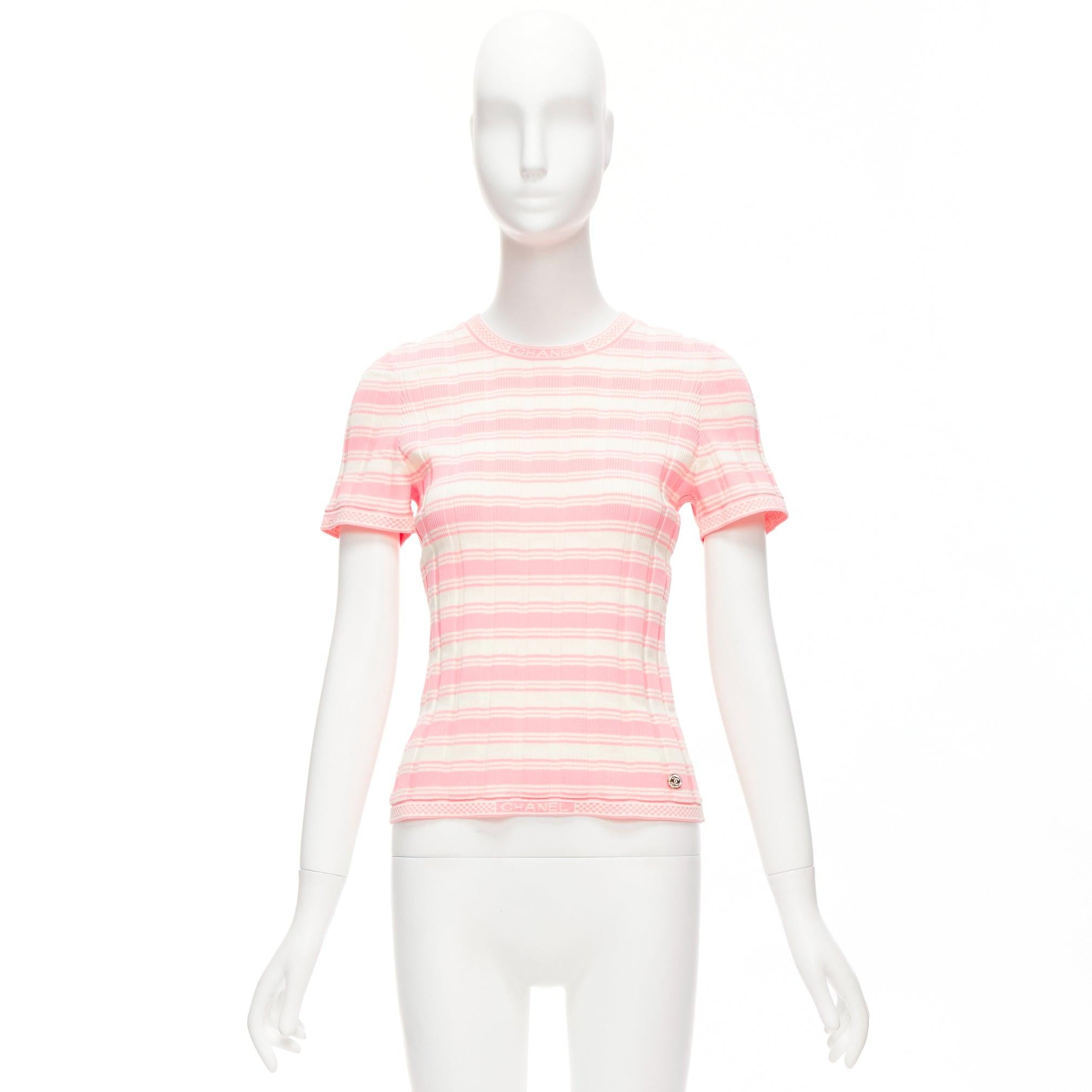 CHANEL 23C Weiß-Pullover mit kurzen Ärmeln und weiß-rosa Streifen und Logo-Anhänger FR40 L im Angebot 4