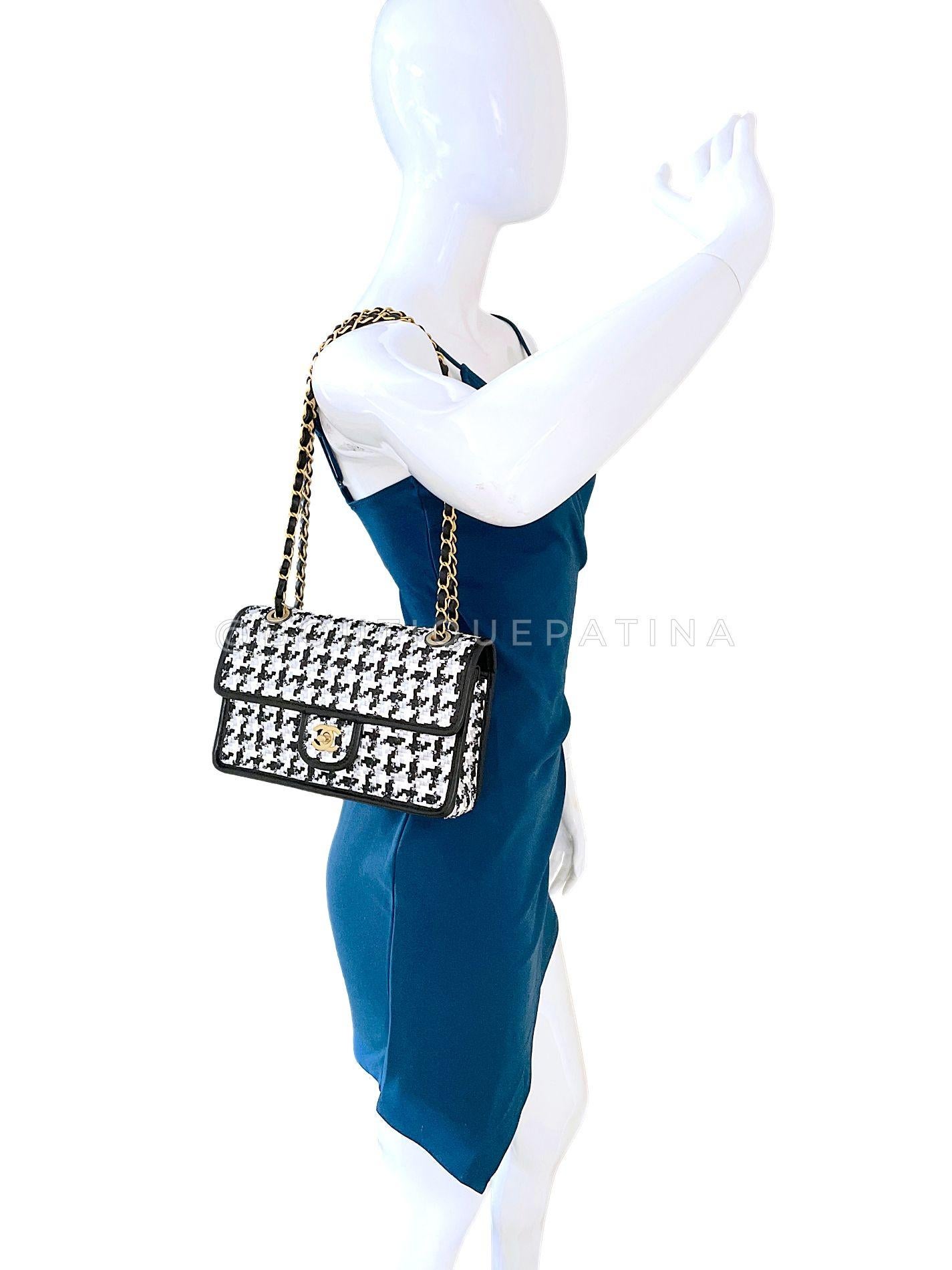 Chanel 23C Woven Houndstooth Black White Flap Bag GHW 68577 en vente 8
