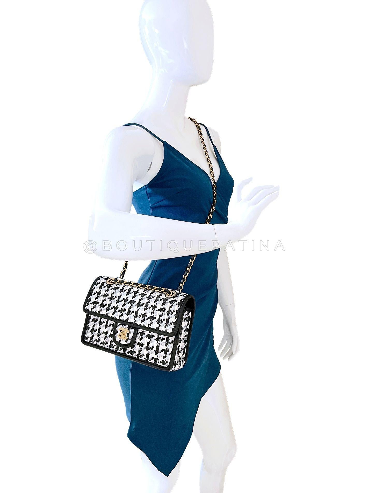 Chanel 23C Woven Houndstooth Black White Flap Bag GHW 68577 en vente 9