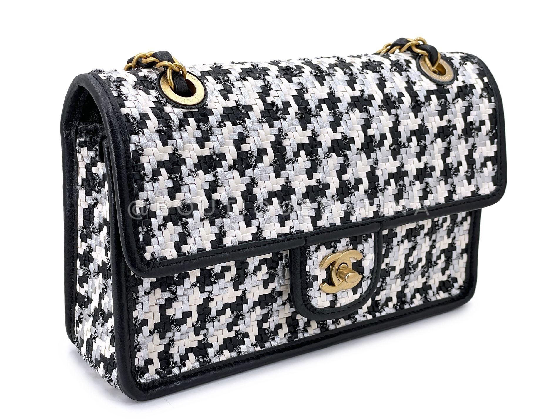 Noir Chanel 23C Woven Houndstooth Black White Flap Bag GHW 68577 en vente