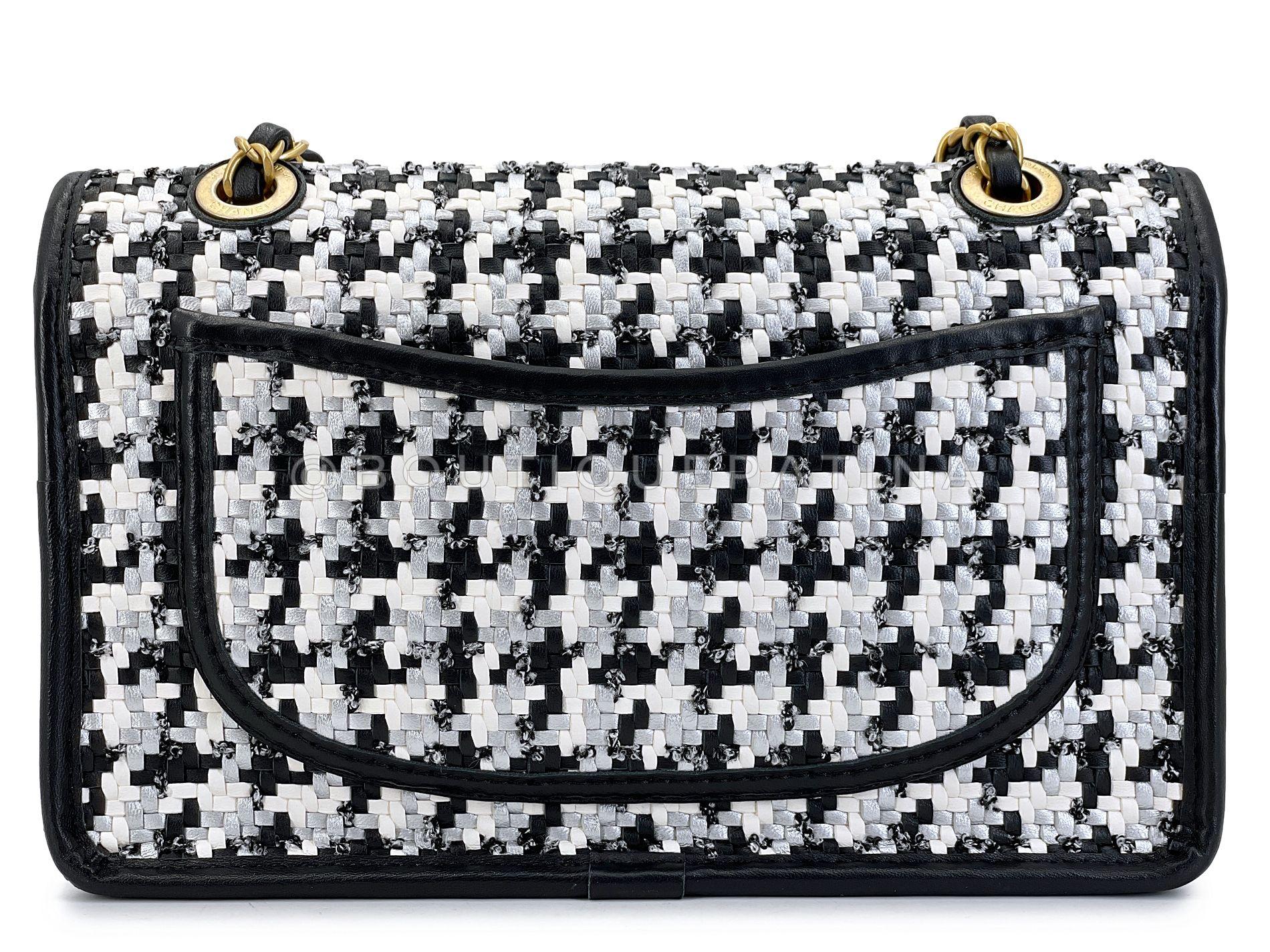 Chanel 23C Woven Houndstooth Black White Flap Bag GHW 68577 Pour femmes en vente