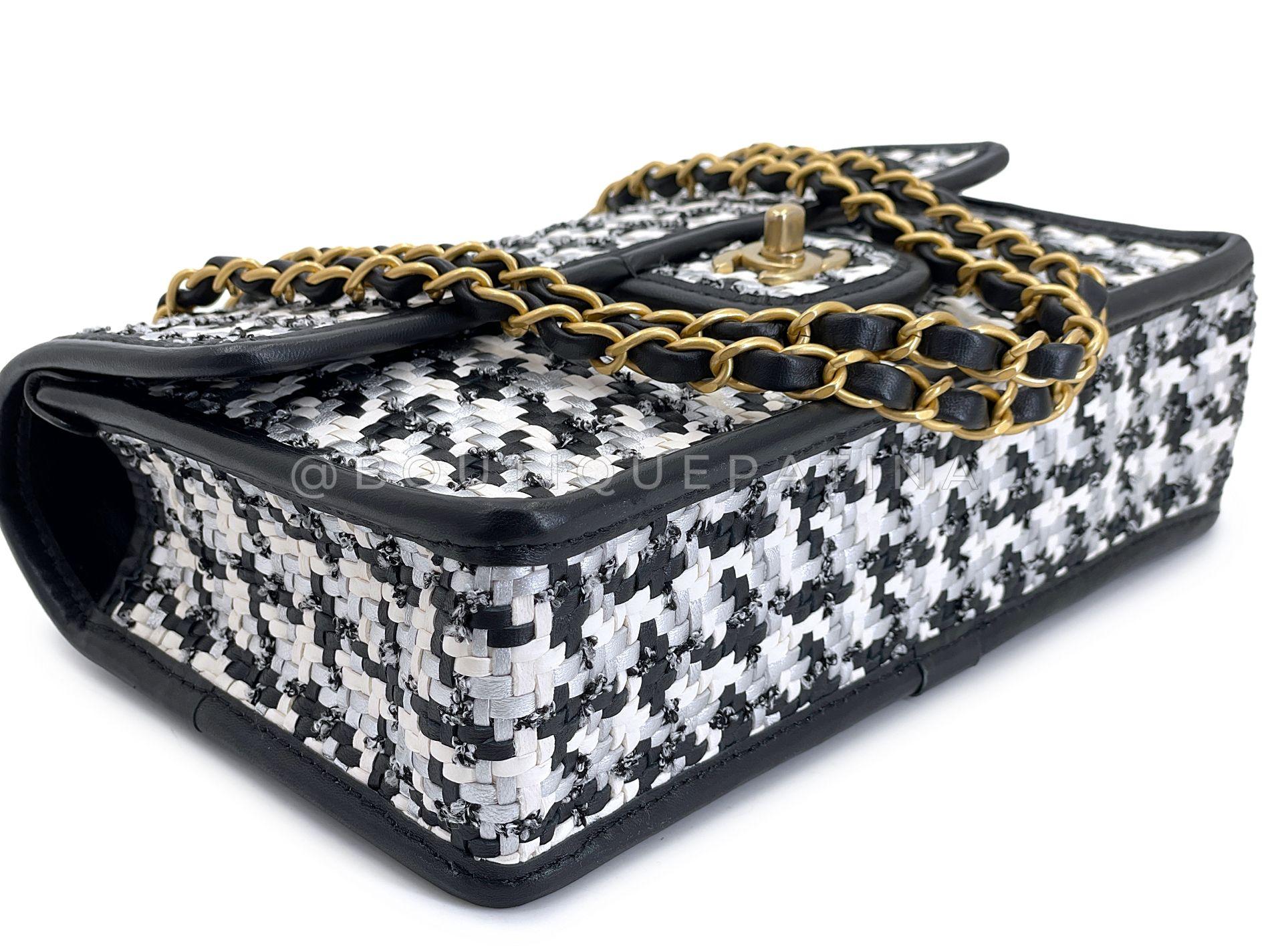 Chanel 23C Woven Houndstooth Black White Flap Bag GHW 68577 en vente 2