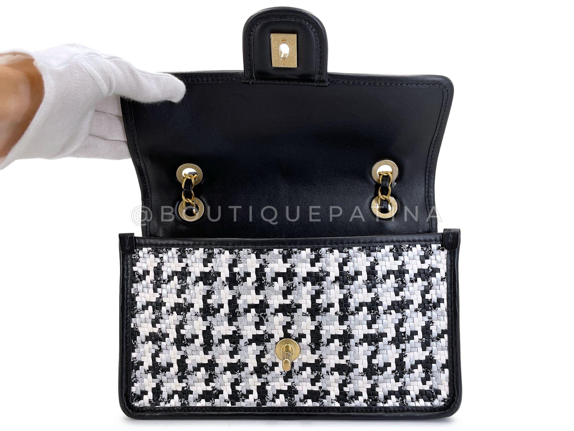 Chanel 23C Woven Houndstooth Black White Flap Bag GHW 68577 en vente 4
