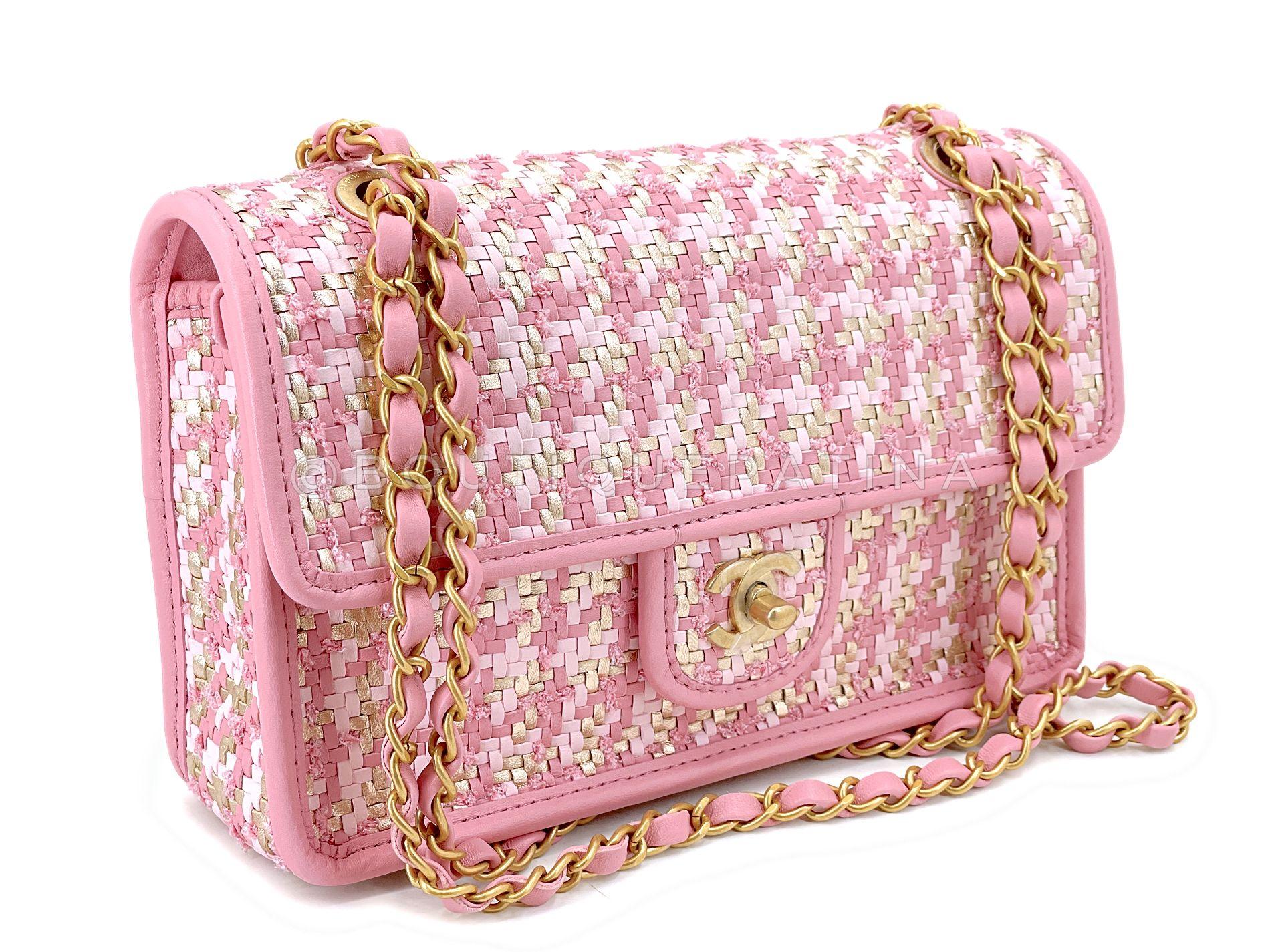 Article de magasin : 68861
Un autre sac conservé en excellent état, avec l'autocollant encore sur le matériel, est ce sac à rabat Chanel 23C Woven Houndstooth Pink Gold White GHW. 

Depuis plus de 20 ans, Boutique Patina s'est spécialisée dans la