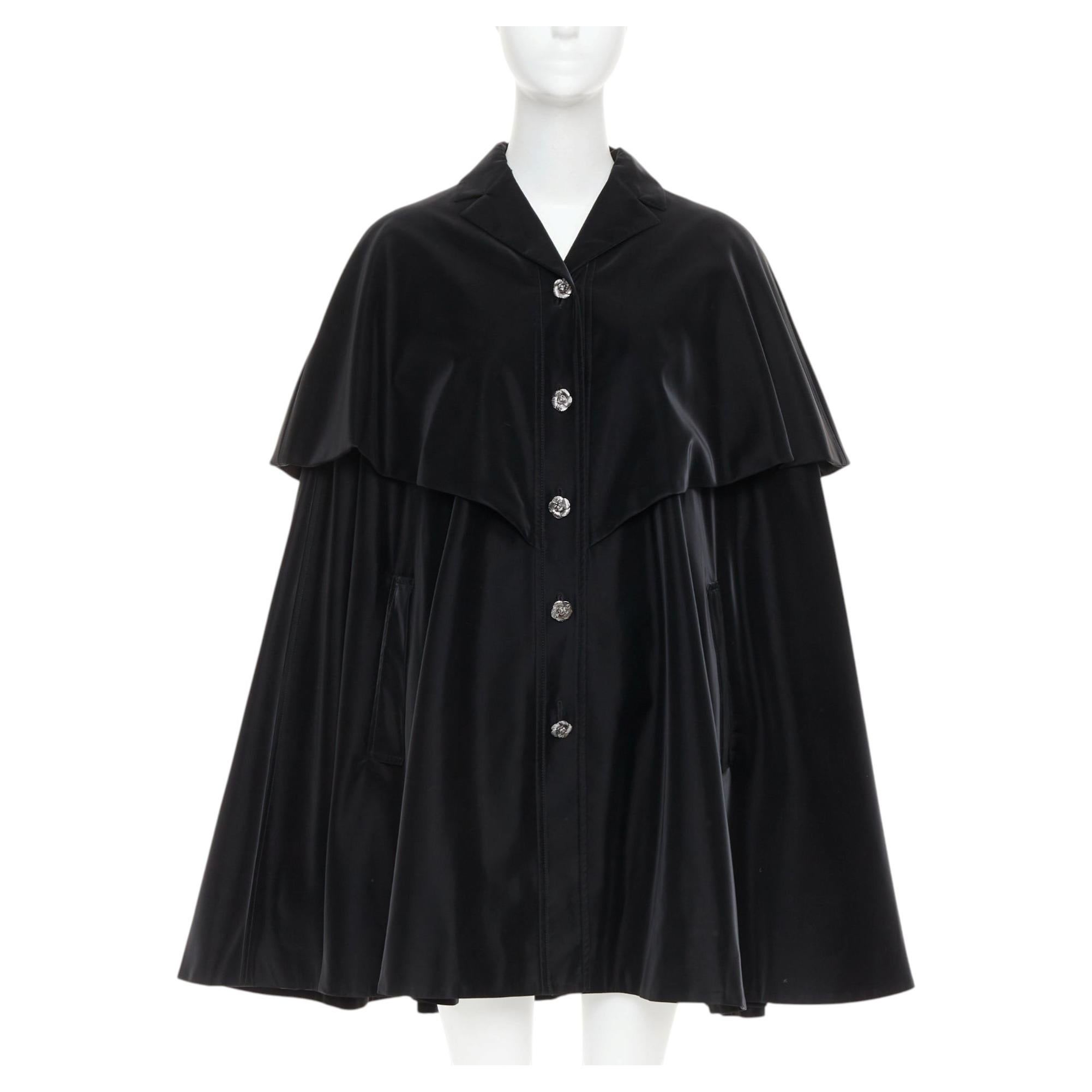 CHANEL 23K Runway : parka fluide à cape superposée et boutons camélia noirs, taille FR38 M