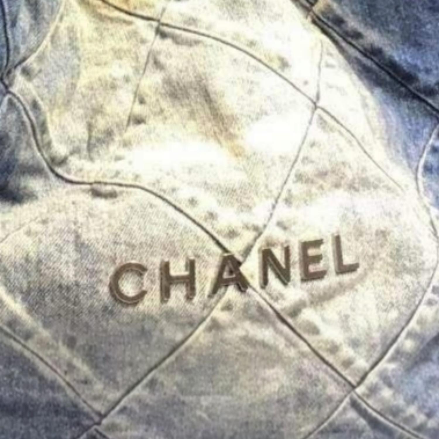 Chanel 23P Wash Blue Denim Quilted Medium 22 Hobo Bag For Sale 6