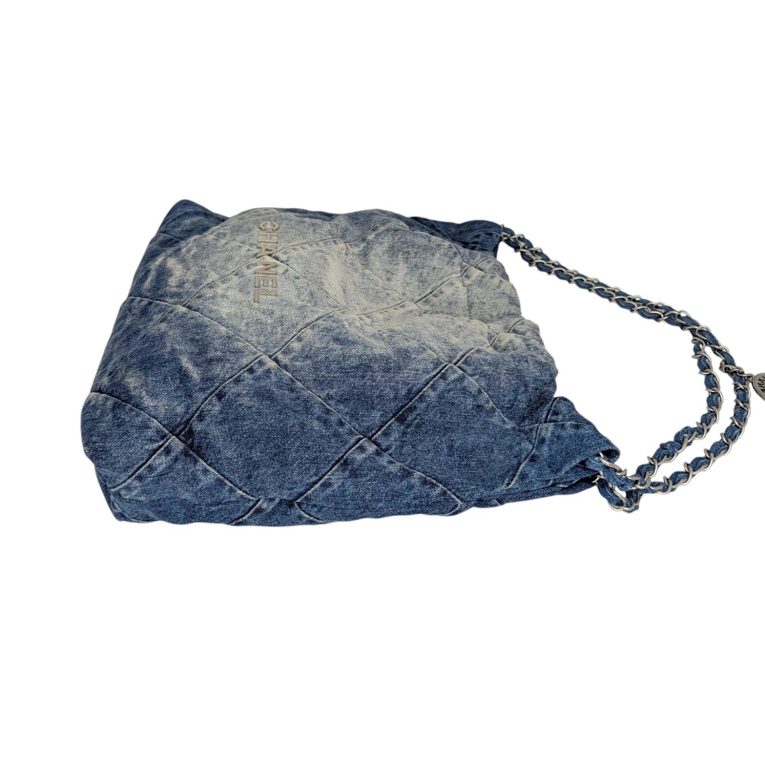 Chanel 23P Wash Blue Denim Quilted Medium 22 Hobo Bag In Excellent Condition For Sale In Scottsdale, AZ