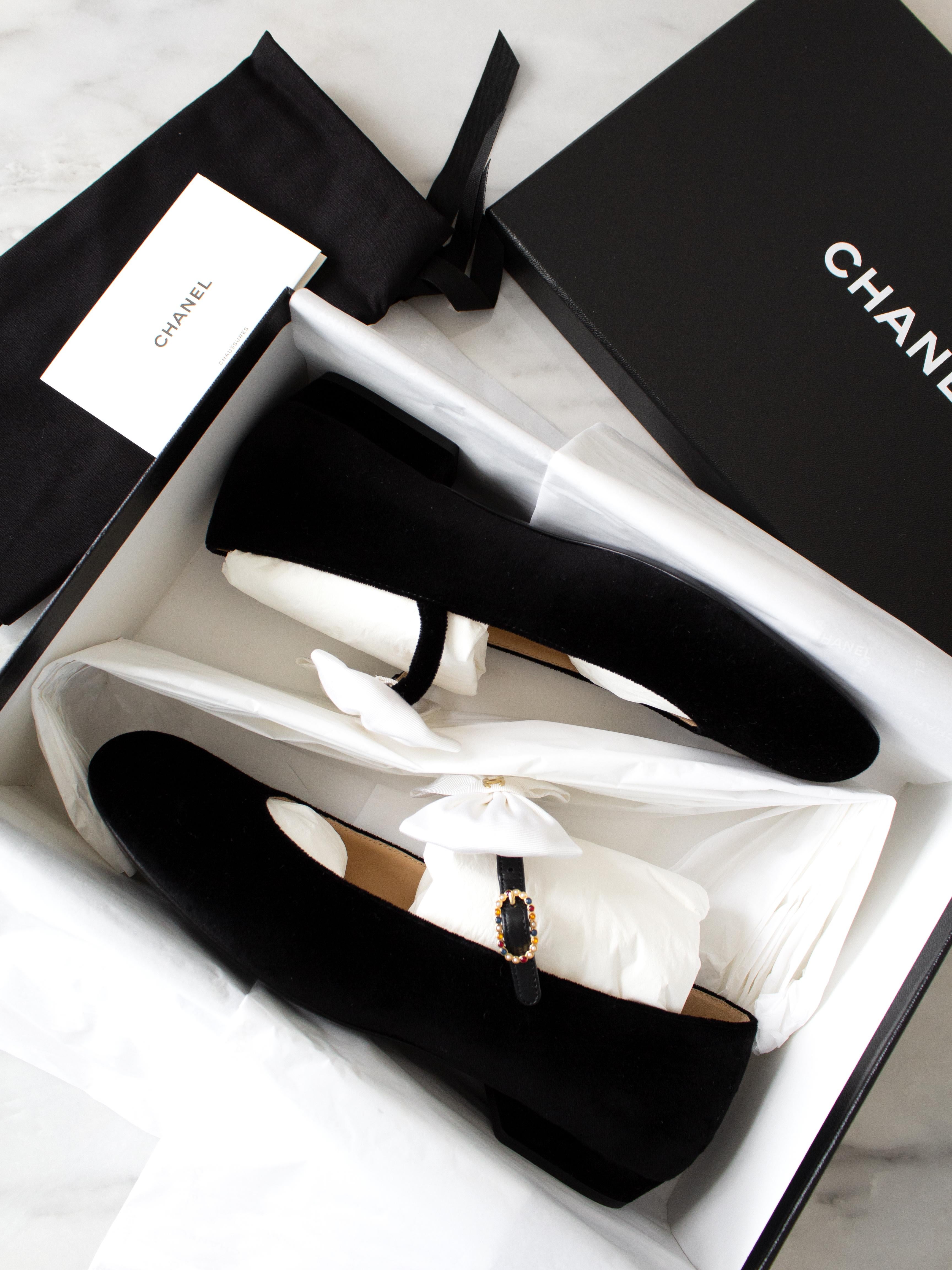 Beige Chanel 24A Metiers D'Art 2024 Black Velvet White Bow CC Gripoix Mary Jane Flats
