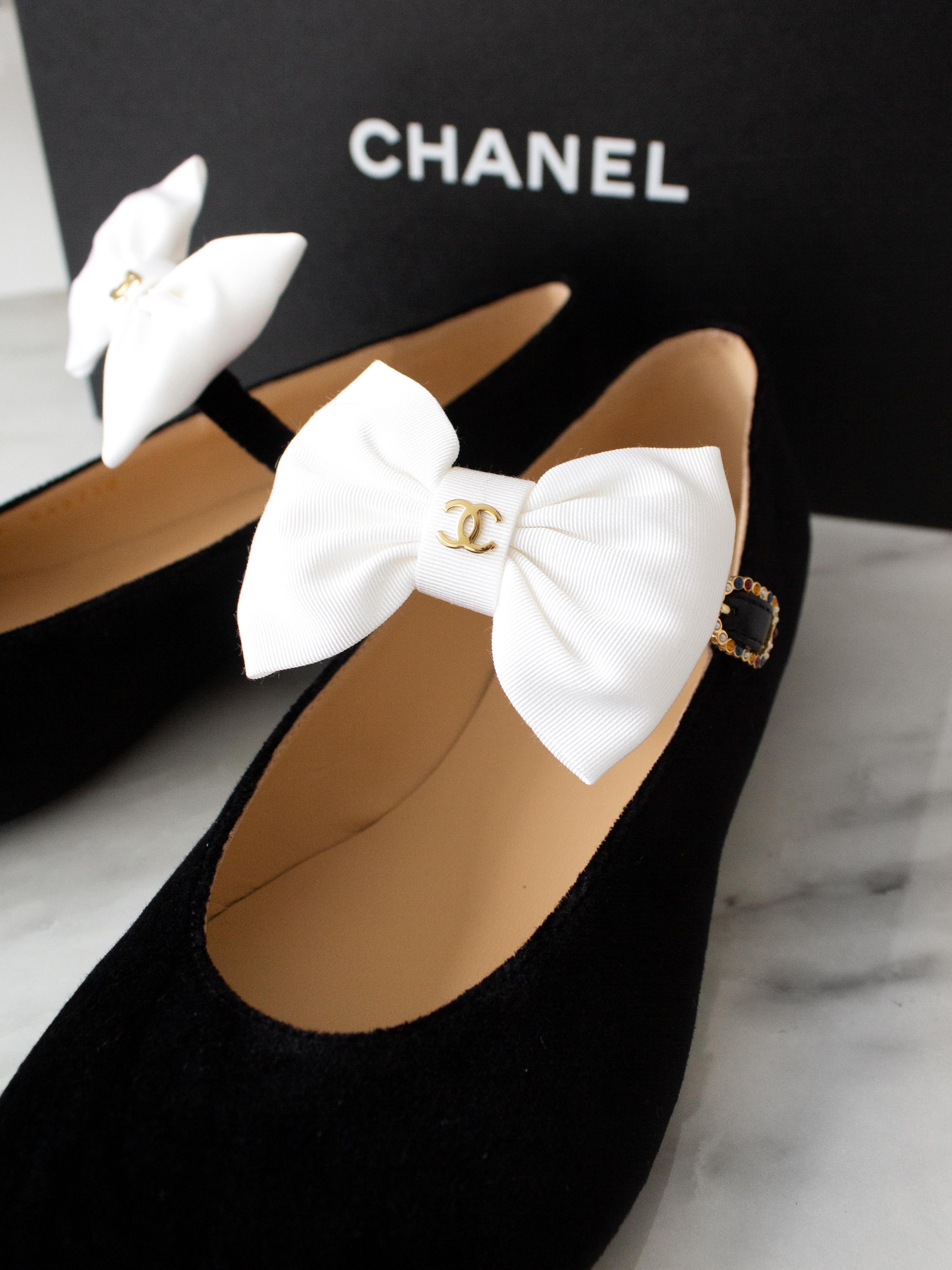 Chanel 24A Metiers D'Art 2024 Black Velvet White Bow CC Gripoix Mary Jane Flats In New Condition In Jersey City, NJ