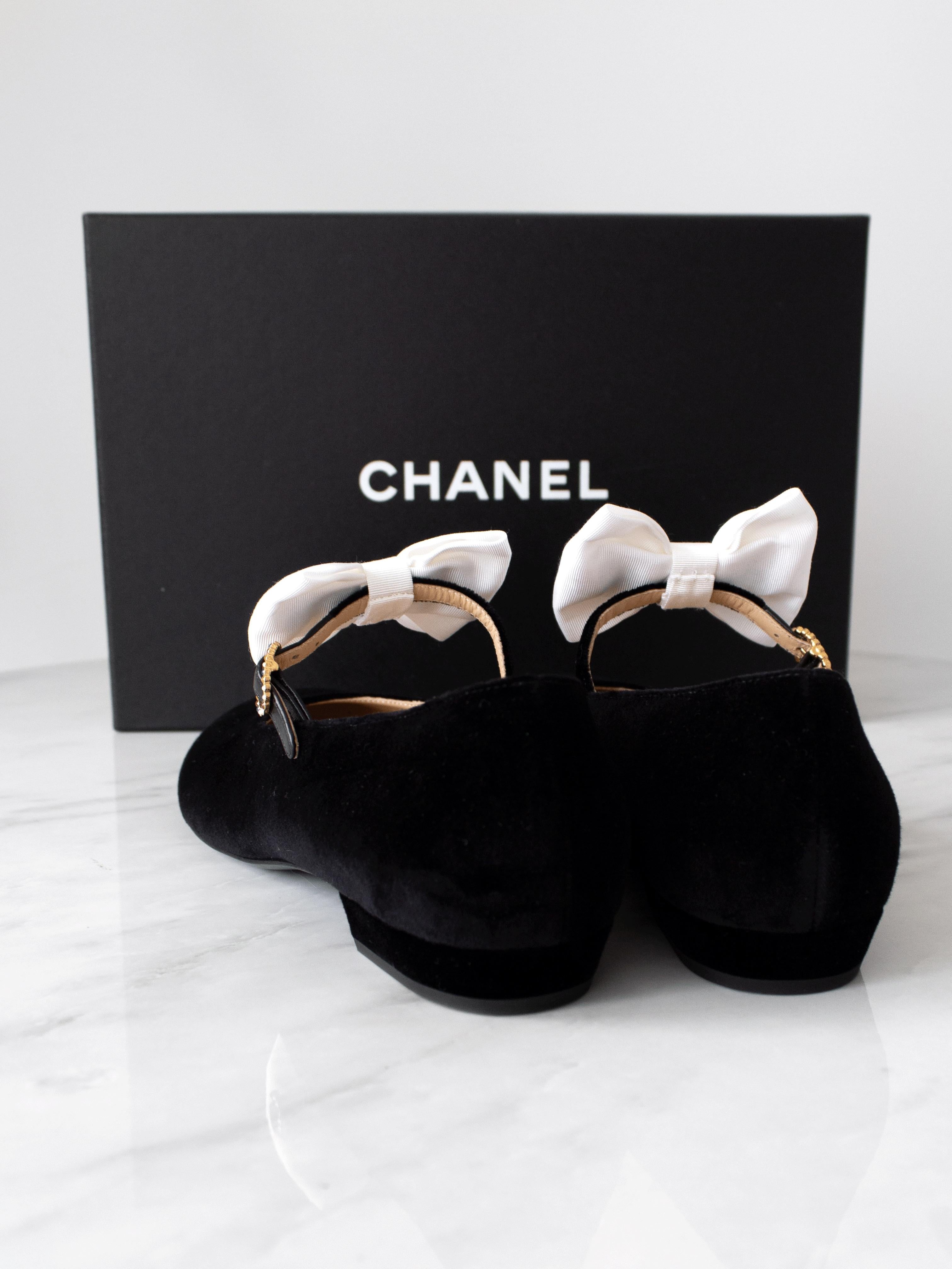 Chanel 24A Metiers D'Art 2024 Black Velvet White Bow CC Gripoix Mary Jane Flats 3