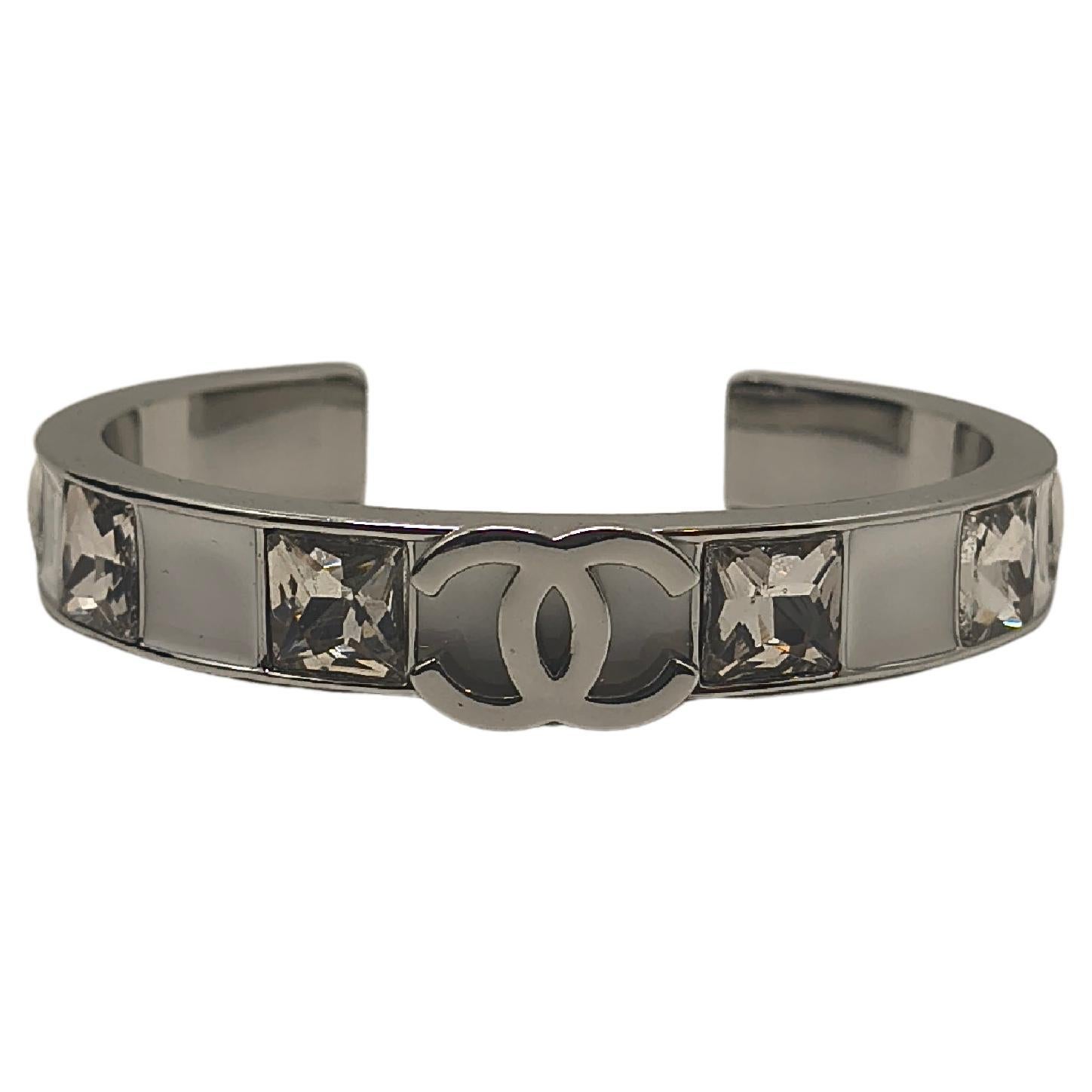 Chanel 24A - Bracelet carré en émail blanc avec logo CC en strass