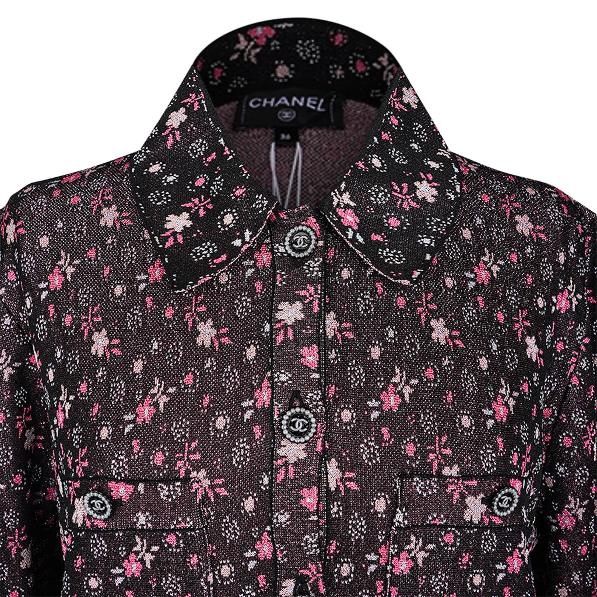 Giacca Chanel 24B nera e rosa con bottoni con logo in filo metallico 36 in vendita 2