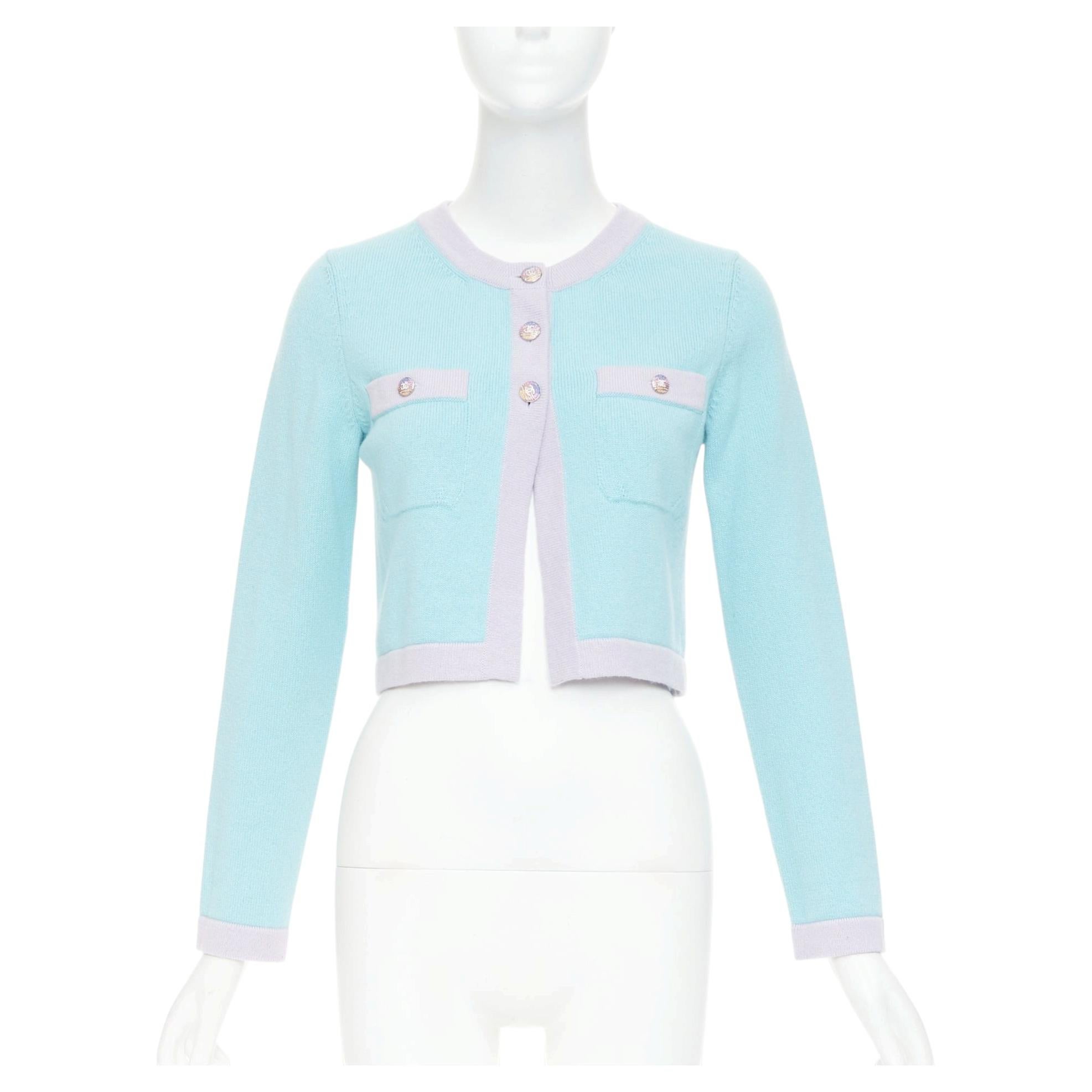 Chanel 24C – Kurzer Cardigan aus 100 % Kaschmir in Pastellblau mit kontrastierendem Glitzerbesatz und CC-Logo – Größe F