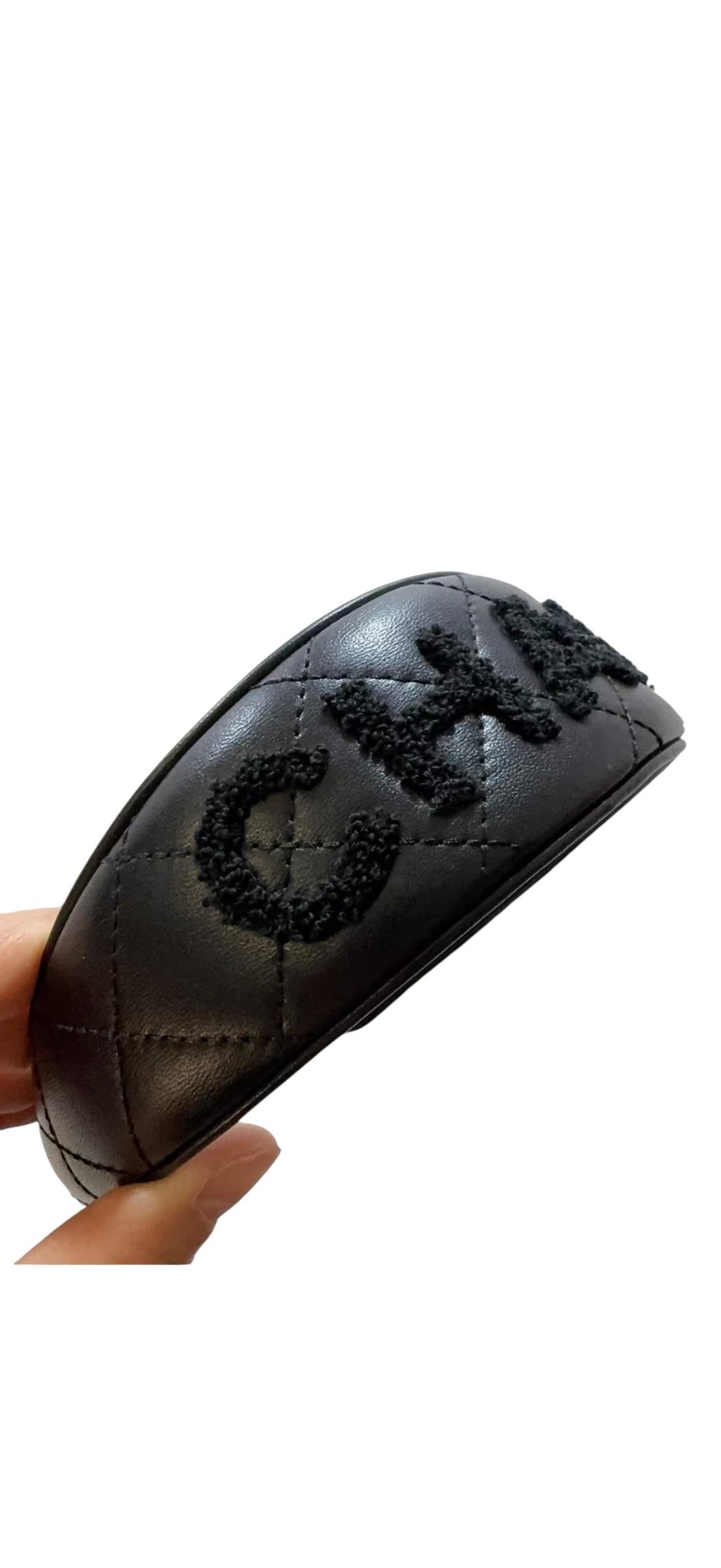 Diadema Chanel 24C Logo Acolchado - Rizo y Cuero Negro

De la Colección Crucero 2024 (24C) de Chanel, esta diadema acolchada con logotipo en negro es una pieza única y vanguardista. Confeccionado en lujosa piel negra con el característico acolchado