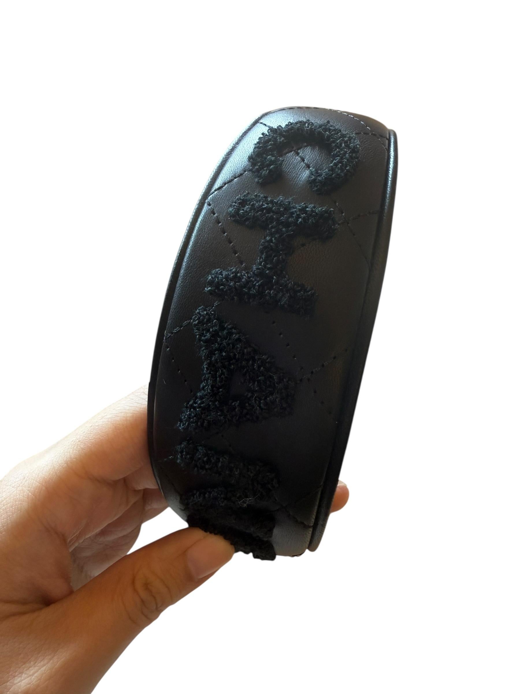 Chanel 24C Cinta ancha de piel de rizo negra en venta 1