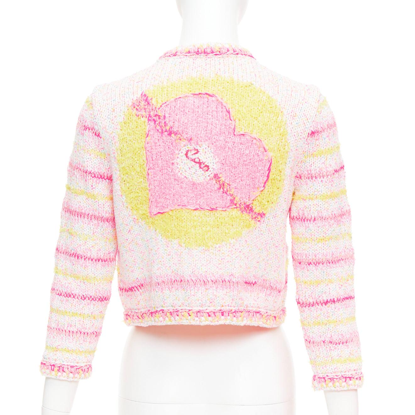 CHANEL 24C Coco Heart pink crochet tweed trim cardigan jacket FR34 XS
Reference: AAWC/A01379
Brand: Chanel
Designer: Virginie Viard
Collection: 24C - Runway
Material: Cotton, Blend
Color: Pink, Yellow
Pattern: Abstract
Closure: Hook & Bar
Extra