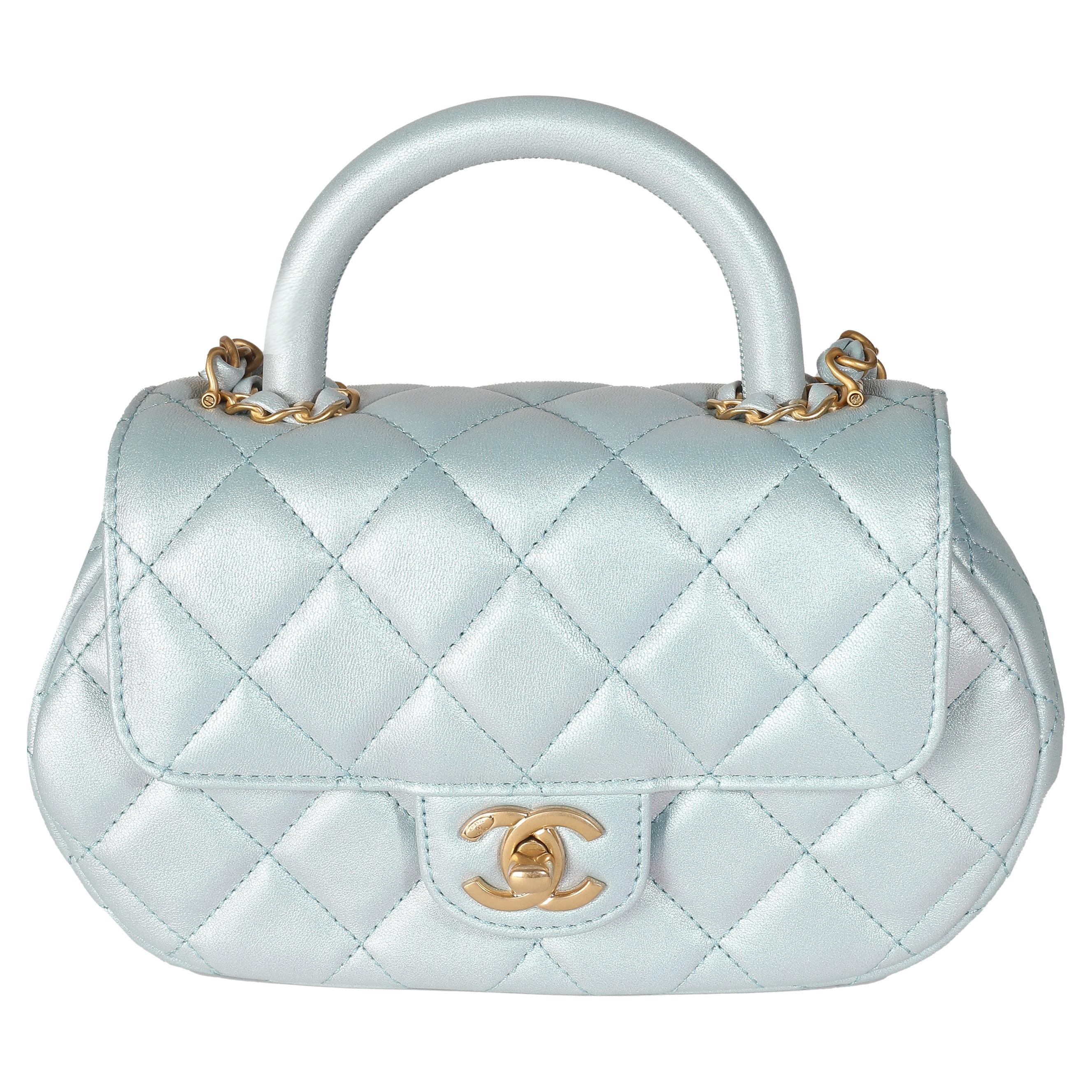 Chanel 24C Borsa piccola a manico alto in pelle d'agnello trapuntata blu iridescente