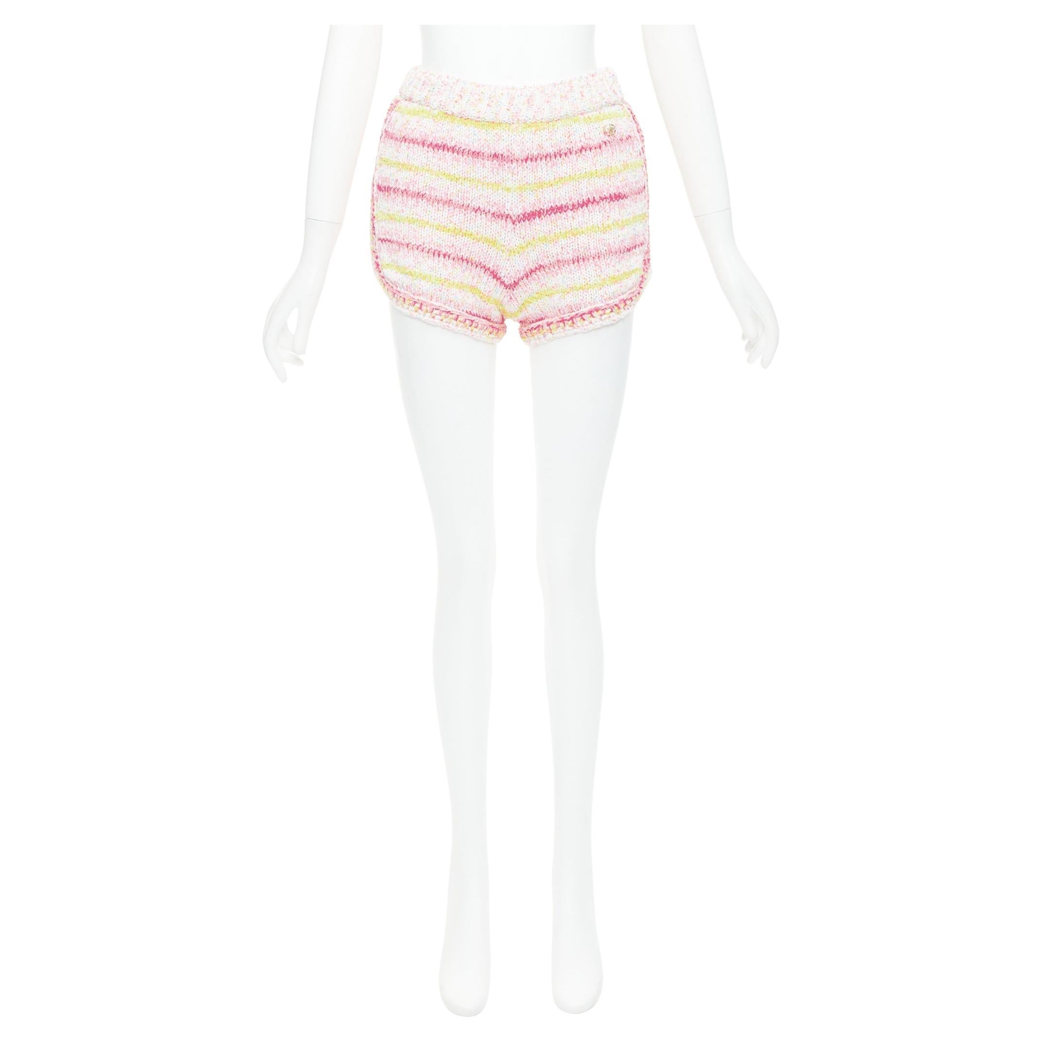 CHANEL mini-short 24C rose jaune coton mélangé avec logo CC FR34 XS
Référence : AAWC/A01392
Marque : Chanel
Designer : Virginie Viard
Collectional : 24C
Matière : Coton, mélange
Couleur : rose, jaune
Motif : Rayé
Fermeture : élastique
Détails
