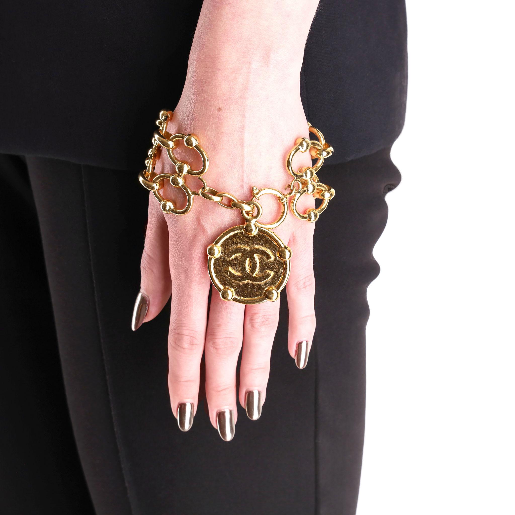 Bracciale A Link di Chanel placcato oro 24k con medaglione 'CC'

Bracciale a doppia maglia articolata con grande medaglione con logo 