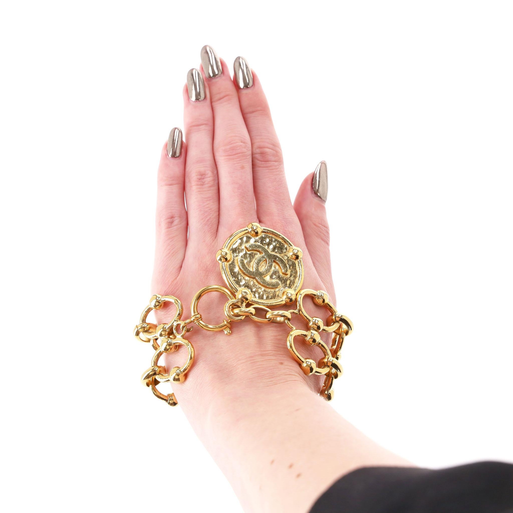 Bracciale A Link di Chanel placcato oro 24k con medaglione 'CC' in vendita 4