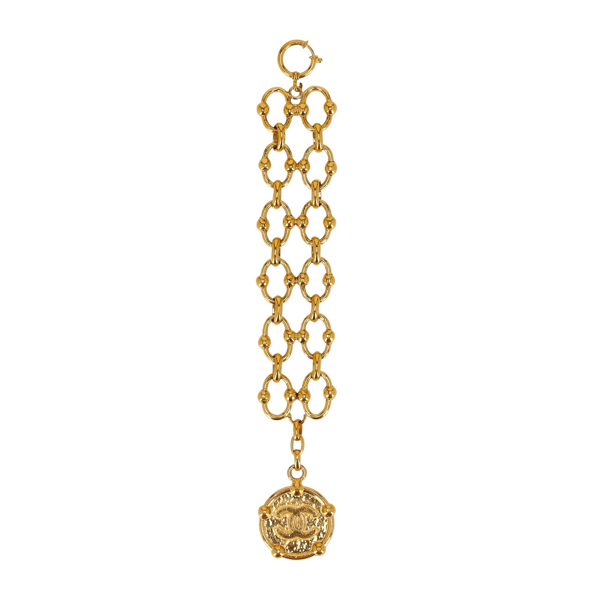Bracciale A Link di Chanel placcato oro 24k con medaglione 'CC' in vendita 5