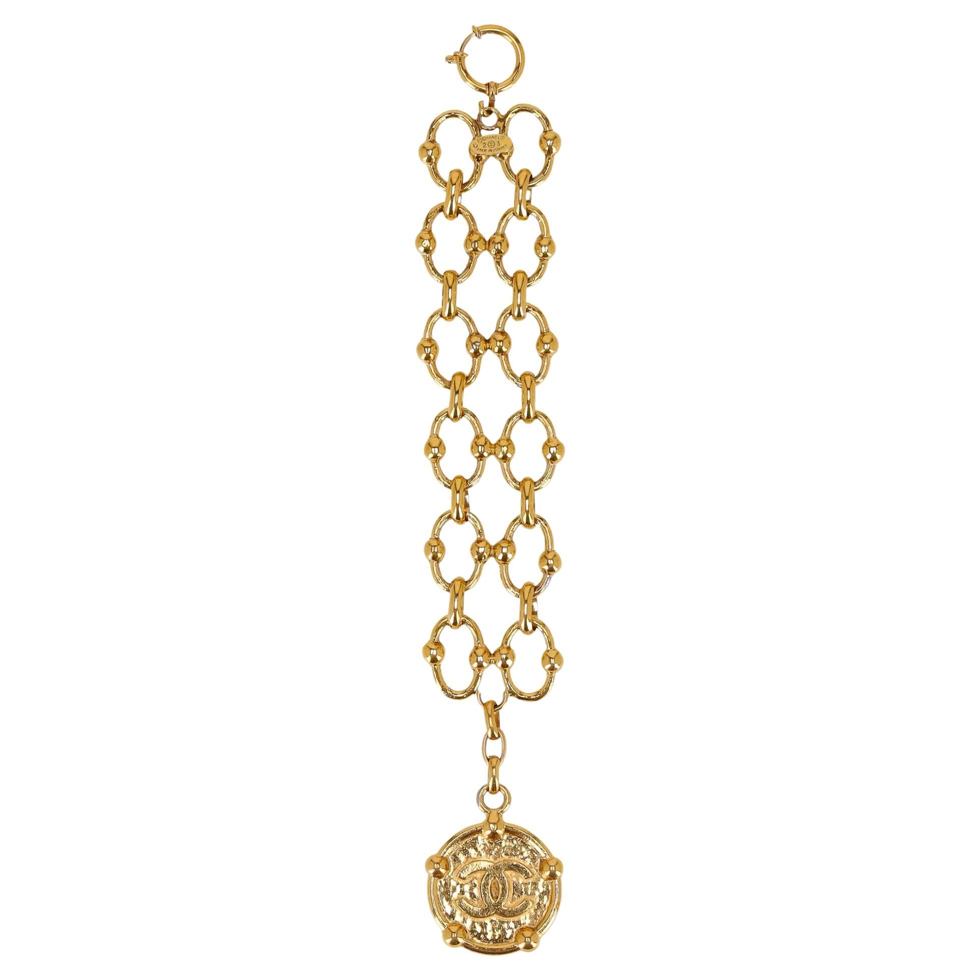 Bracciale A Link di Chanel placcato oro 24k con medaglione 'CC' in vendita