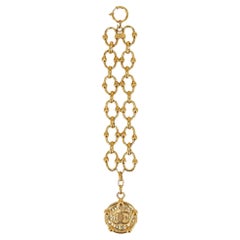 Chanel Pulsera de eslabones de fantasía chapada en oro de 24k con medallón "CC