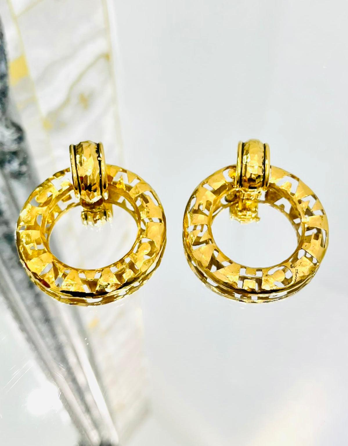  Chanel 24k Gold Plated Logo Vintage 1980's Earrings

Collectors earring, large gold, cut out hoops with the wording 

'chanel' sat on detachable clips.

For non pierced ears.

Size - One Size

Condition - Vintage - Very Good

Composition - 24k Gold