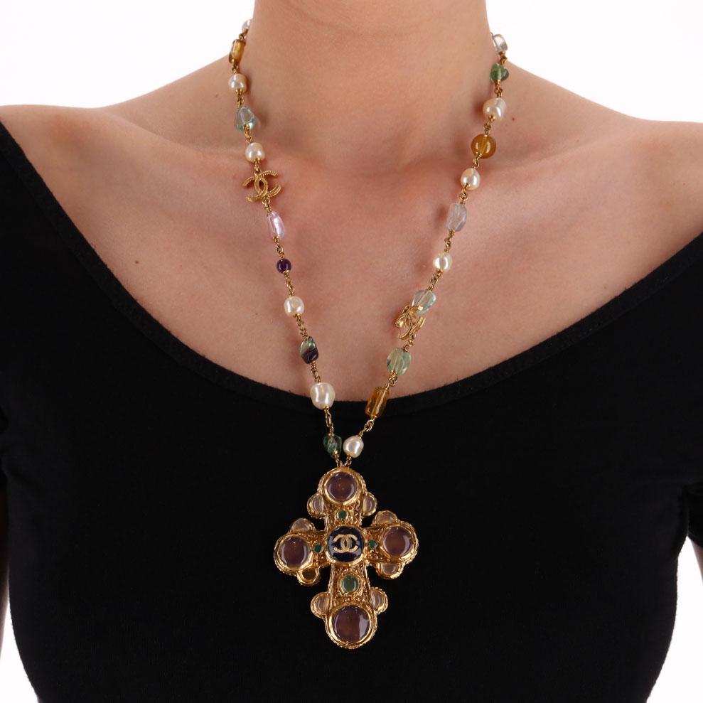 Objet de collection - Chanel Collier Croix de Malte plaqué or 24k avec logo 'CC', cabochon Gripoix et perles

Issu de la Collection Automne/Hiver 2011, ce collier en or pâle est orné d'une Croix de Malte surdimensionnée, rehaussée de cabochons roses