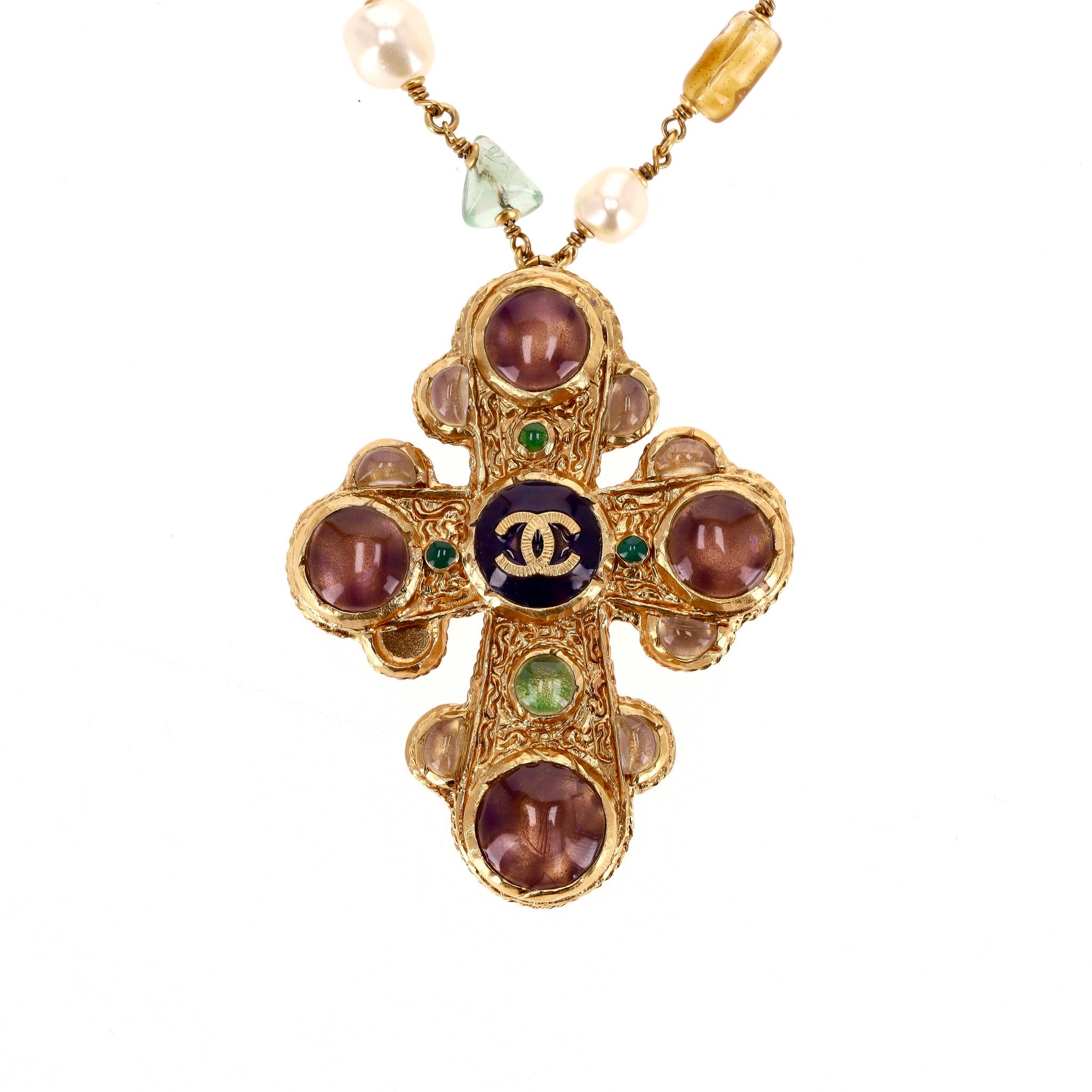 Chanel - Collier croix de Malte en plaqué or 24 carats avec logo 