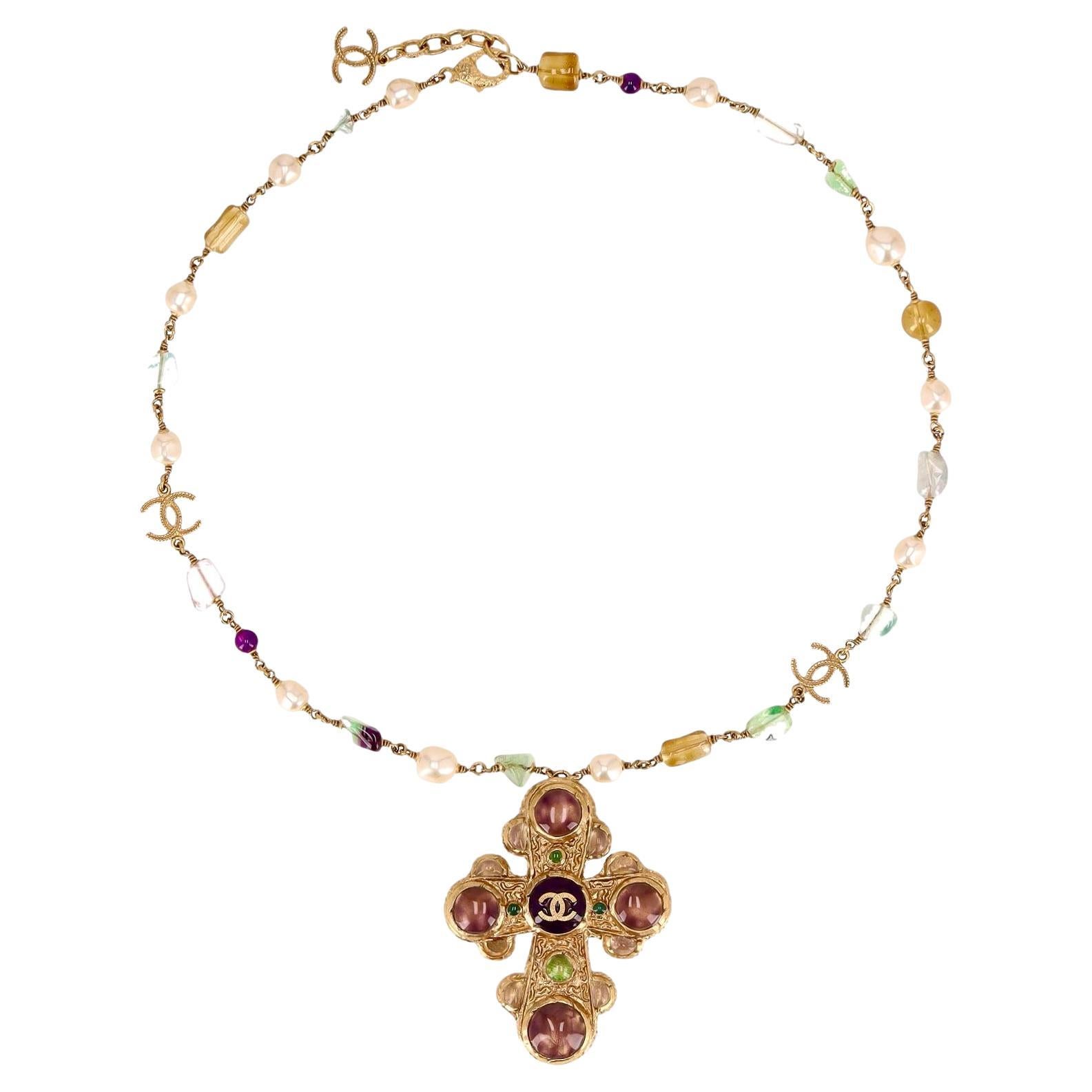 Chanel - Collier croix de Malte en plaqué or 24 carats avec logo "CC", cabochon de Gripoix & en vente