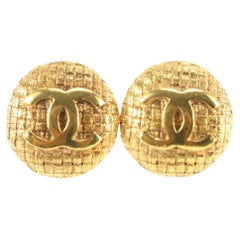 Chanel Boucles d'oreilles en or 24 carats avec logo CC en raphia matelassé tissé 58cc825s