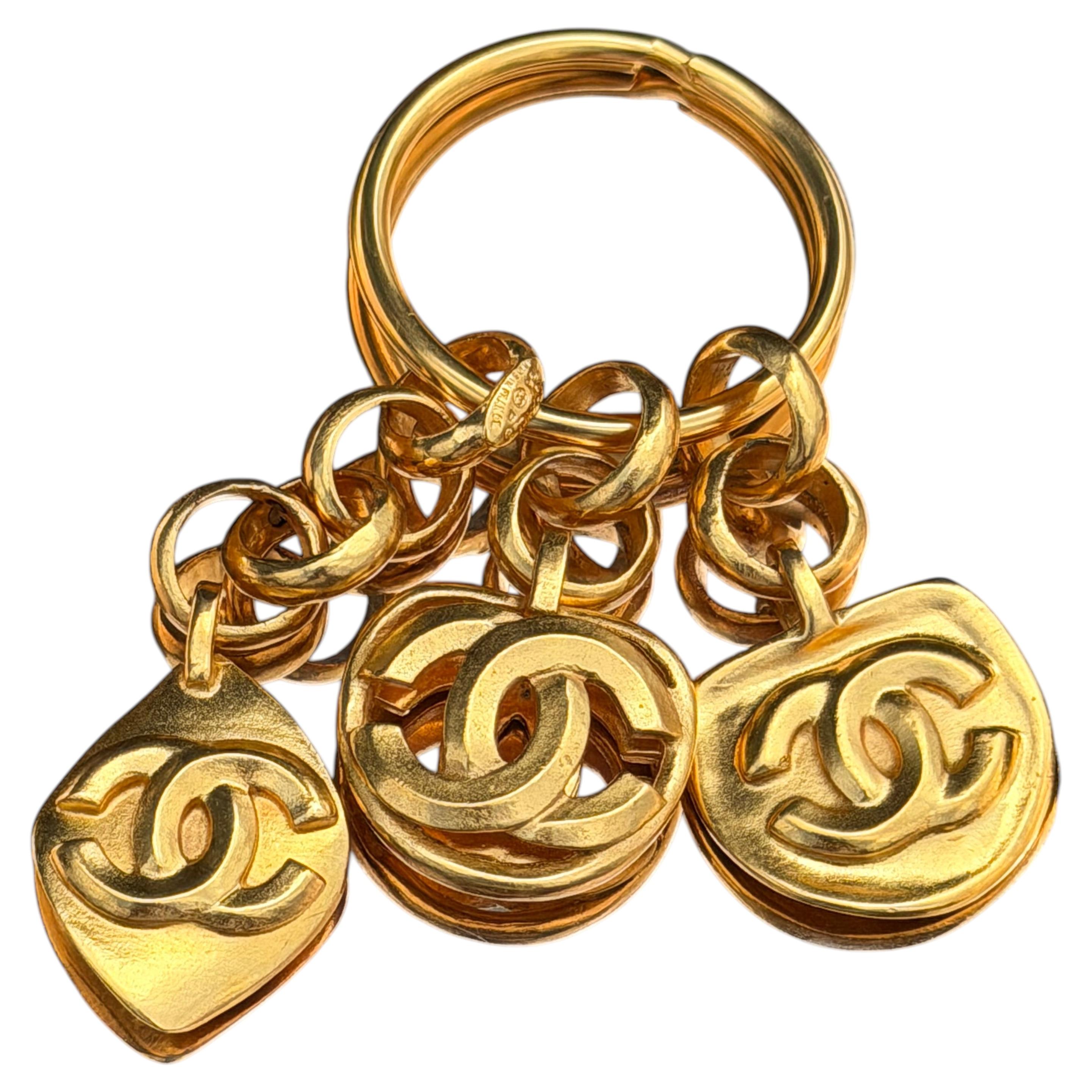 Llavero Chanel chapado en 24K con 3 colgantes Chanel