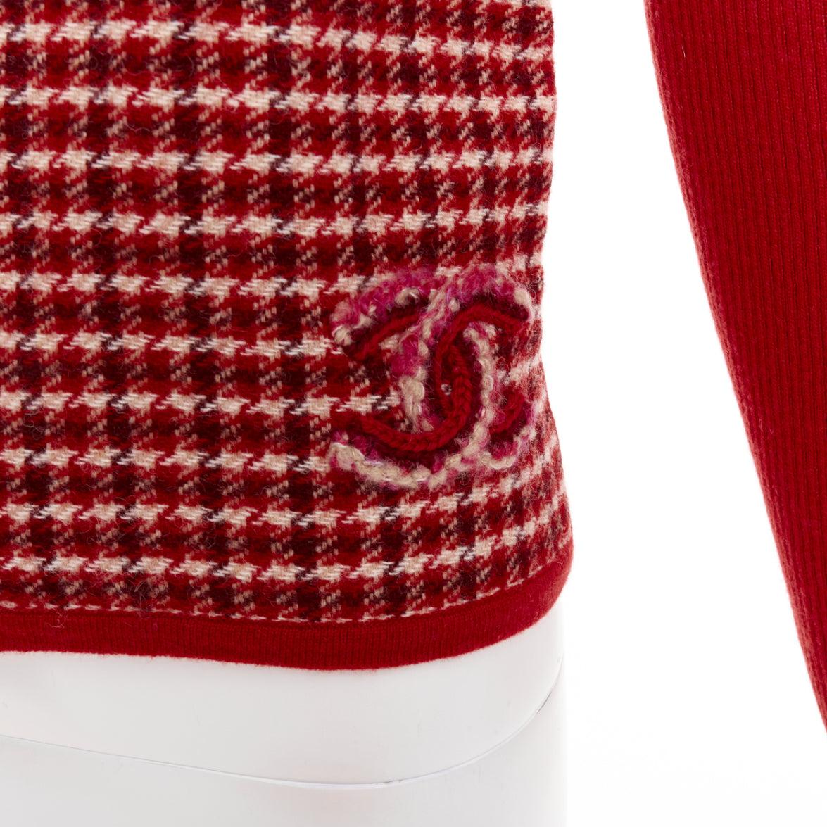 CHANEL 24N red beige cashmere blend CC applique cardigan FR34 XS GDragon
Reference: AAWC/A01536
Brand: Chanel
Designer: Virginie Viard
Collection: 24N
As seen on: G Dragon
Material: Cashmere, Blend
Color: Red, Beige
Pattern: Houndstooth
Closure:
